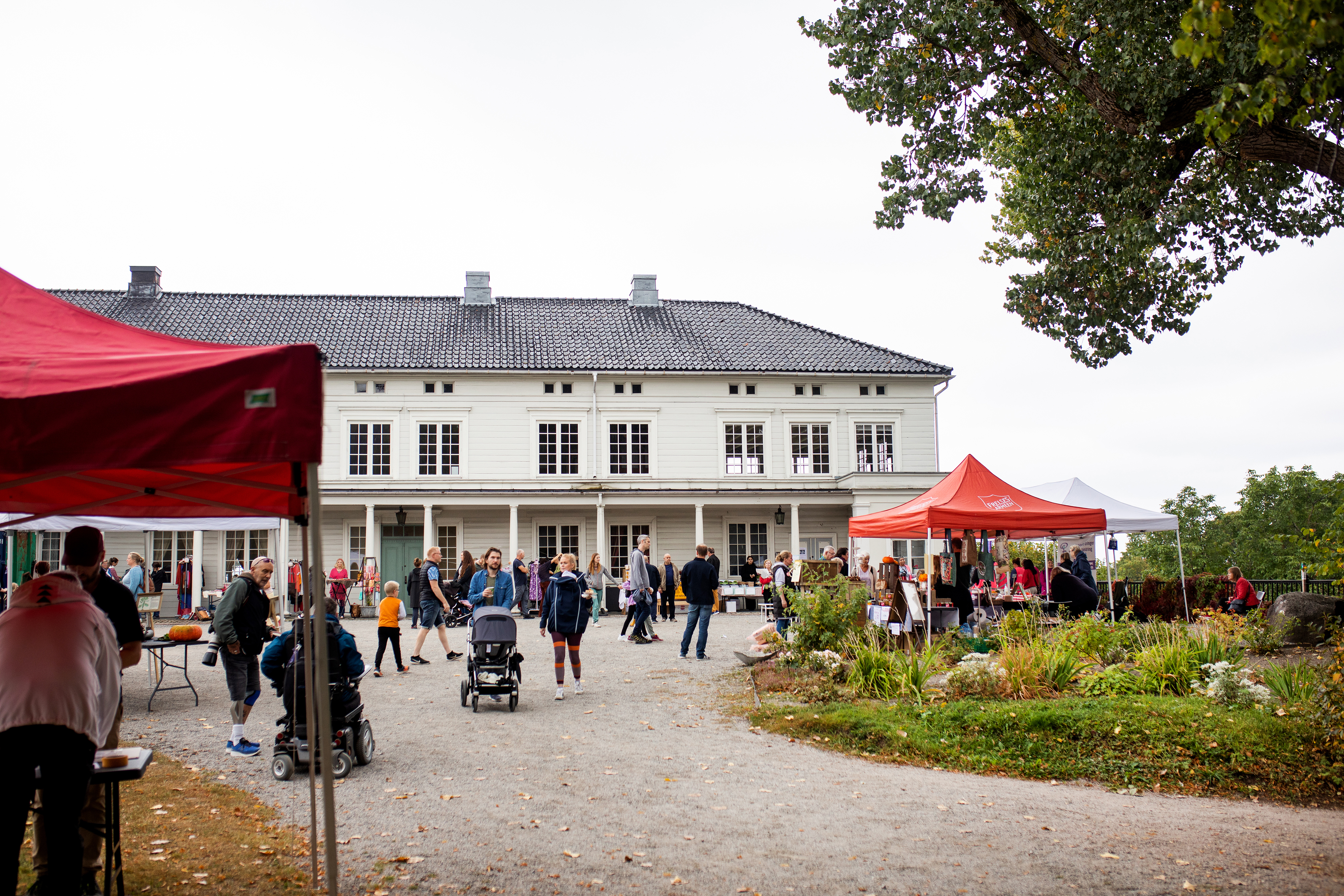 Bodene på markedet med flotte Linderud gård i bakgrunnen.