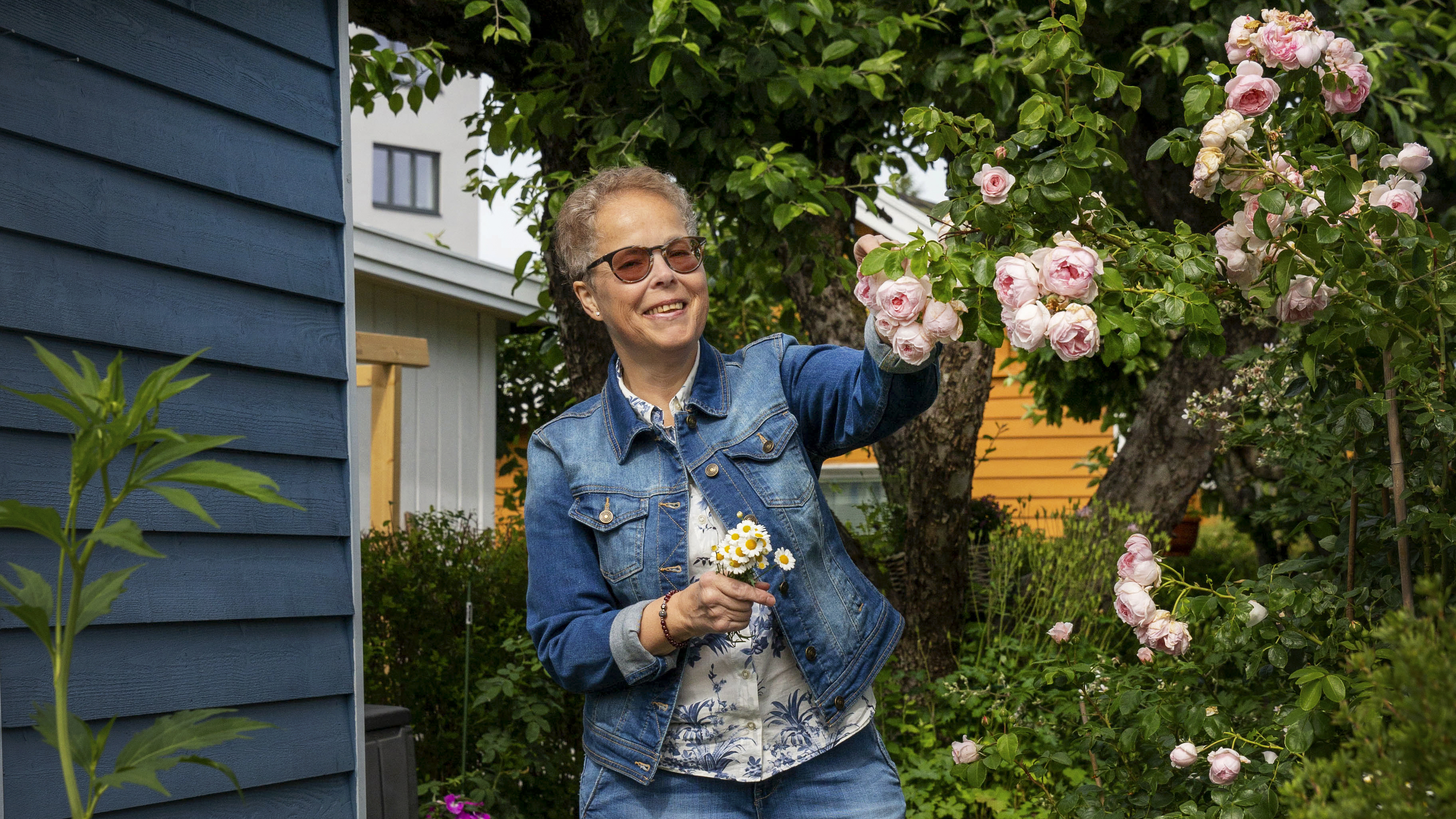 Lise O. Luther i sin kolonihage