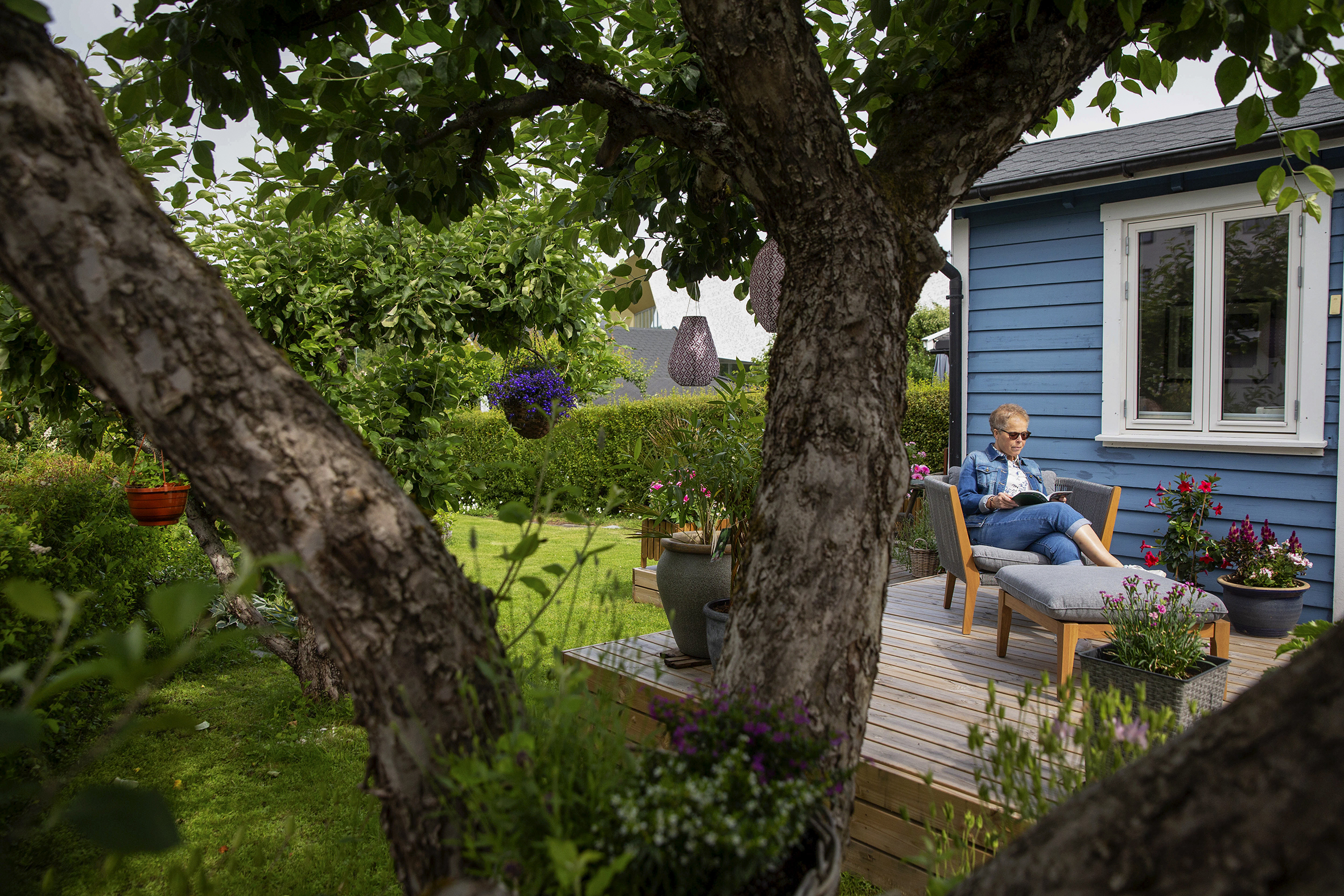 Lise O. Luther sitter foran hytta i kolonihagen