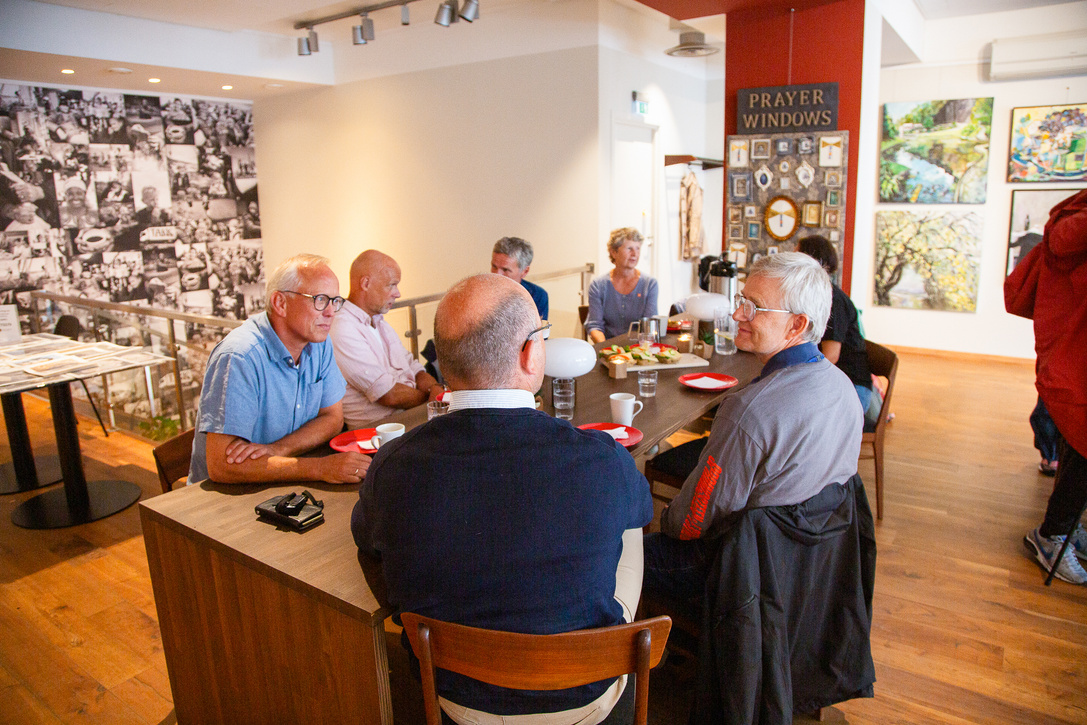 Fem menn sitter rundt et langbord.