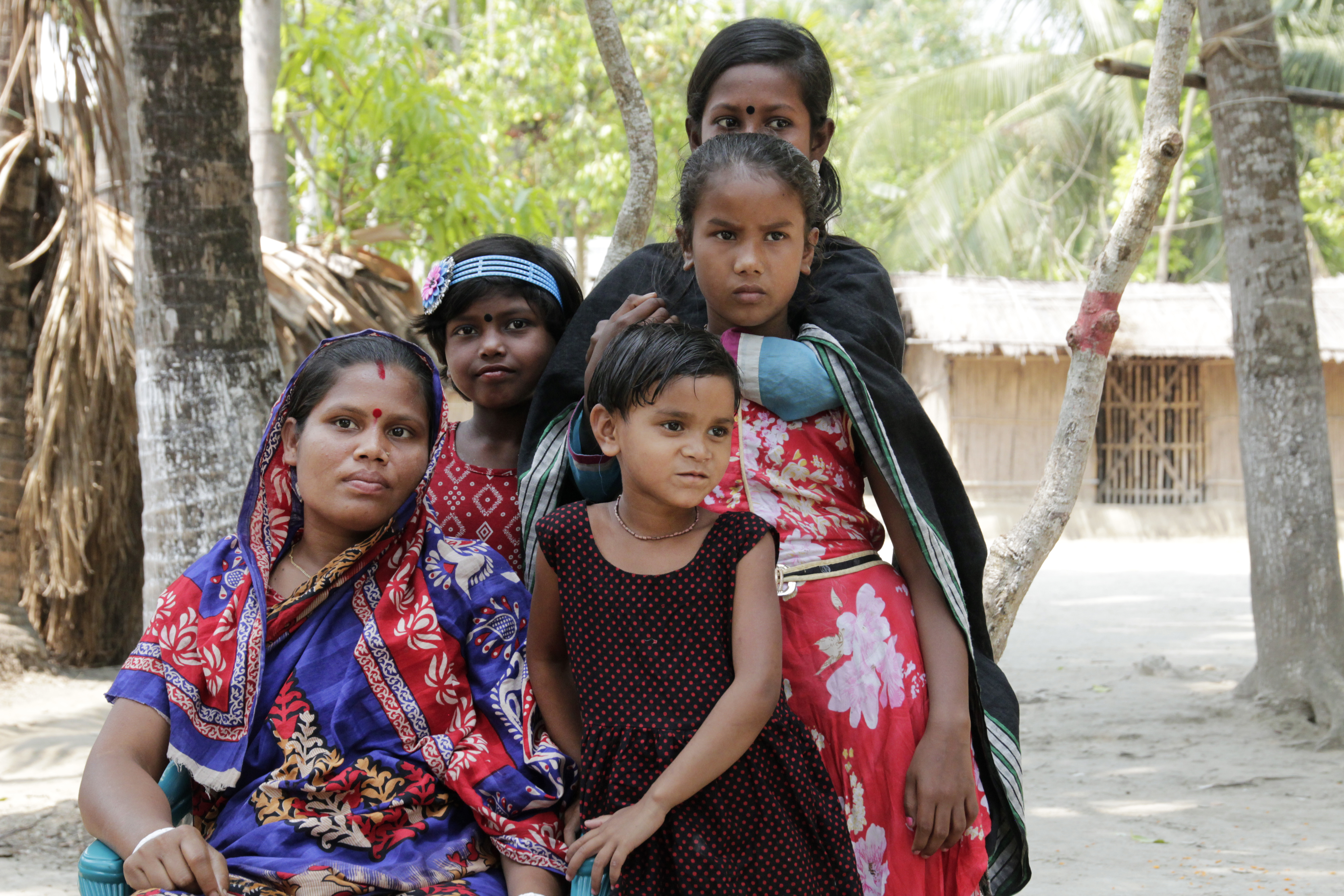 Kvinnelig arbeider med mange av barna sine.