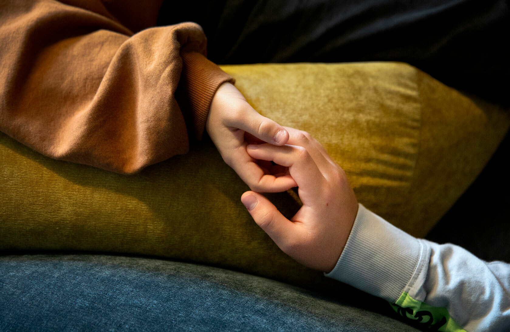 Foto: En voksen hånd som holder en barnehånd.