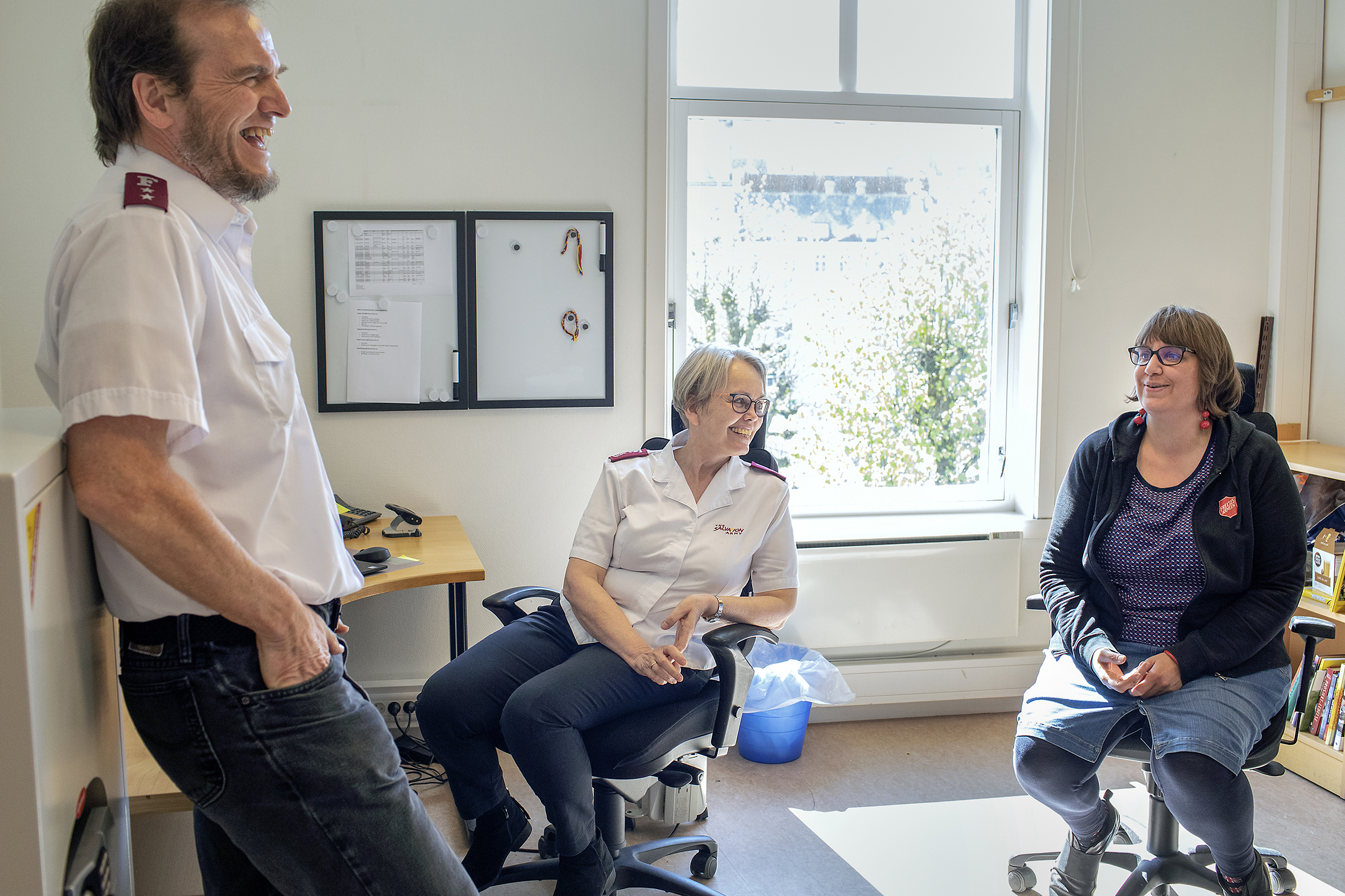 Bildet viser Margaret Saue Marti sammen med  Geir Engøy og Hilde Breivik Grytten på et kontor. De ser på hverandre og smiler.