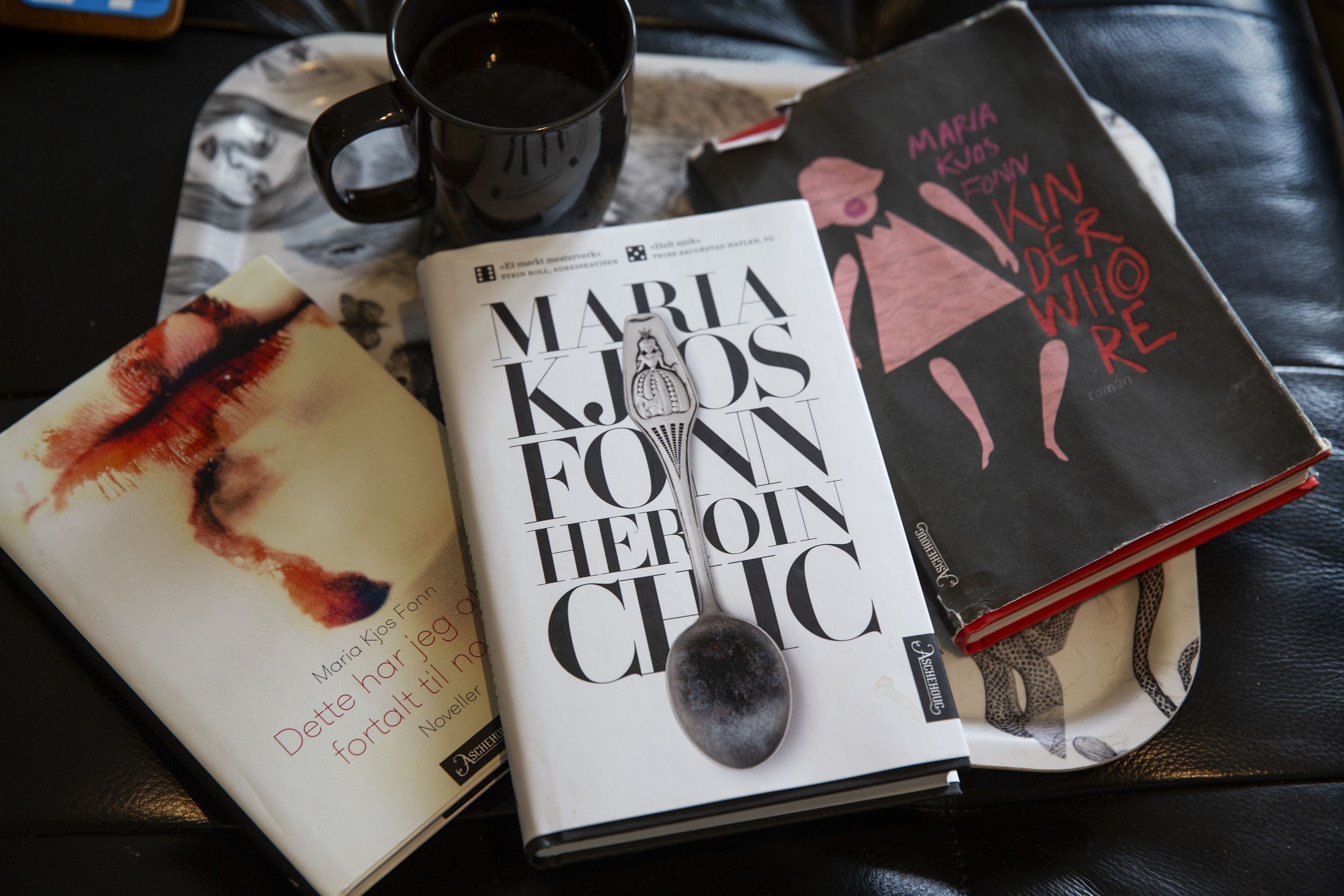 Marias tre bøker og en kaffekopp på ett brett