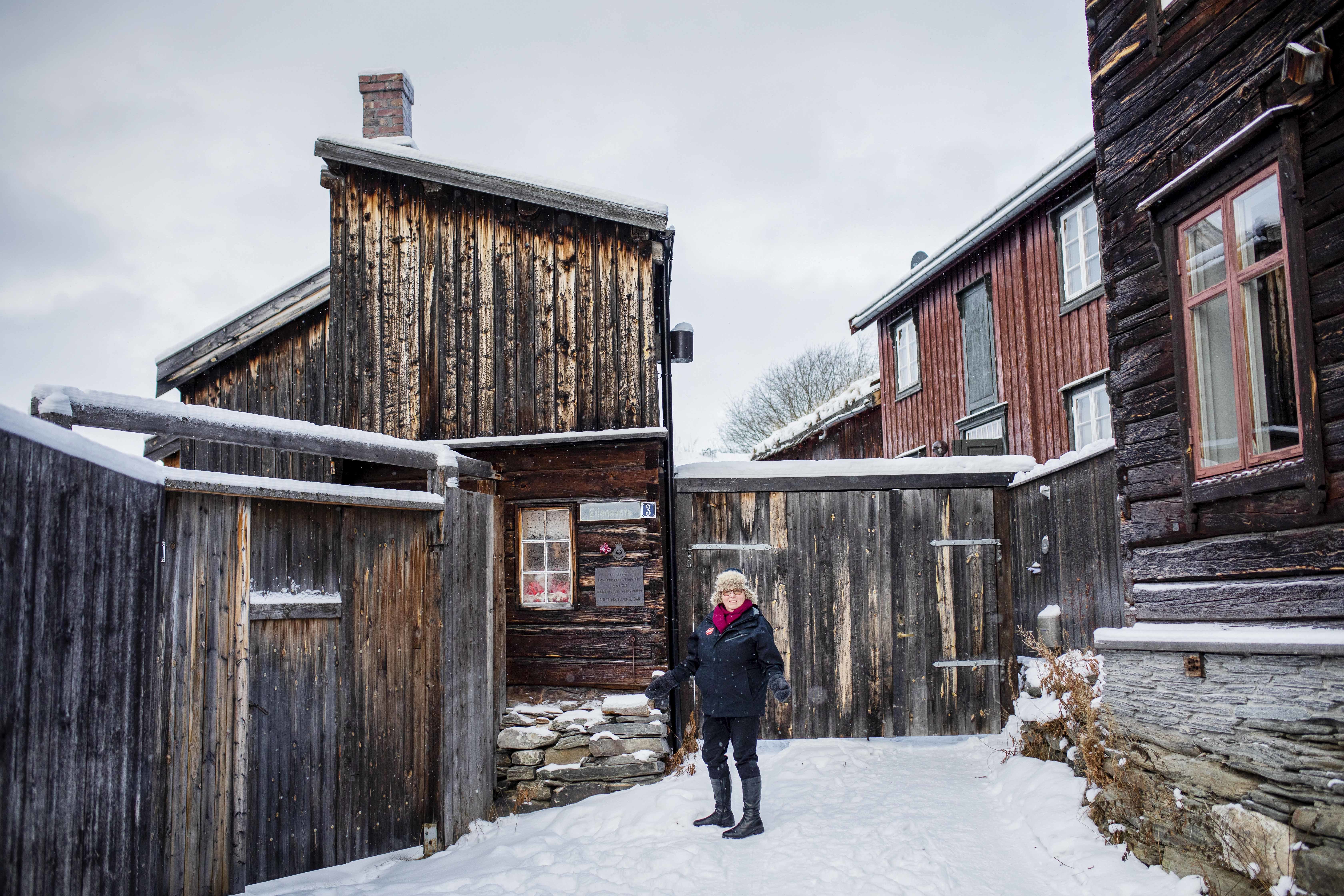 Korpsleder Marie Skuland står utenfor de gamle husene på Røros, hvor Frelsesarmeen hadde sitt første møte i 1892.