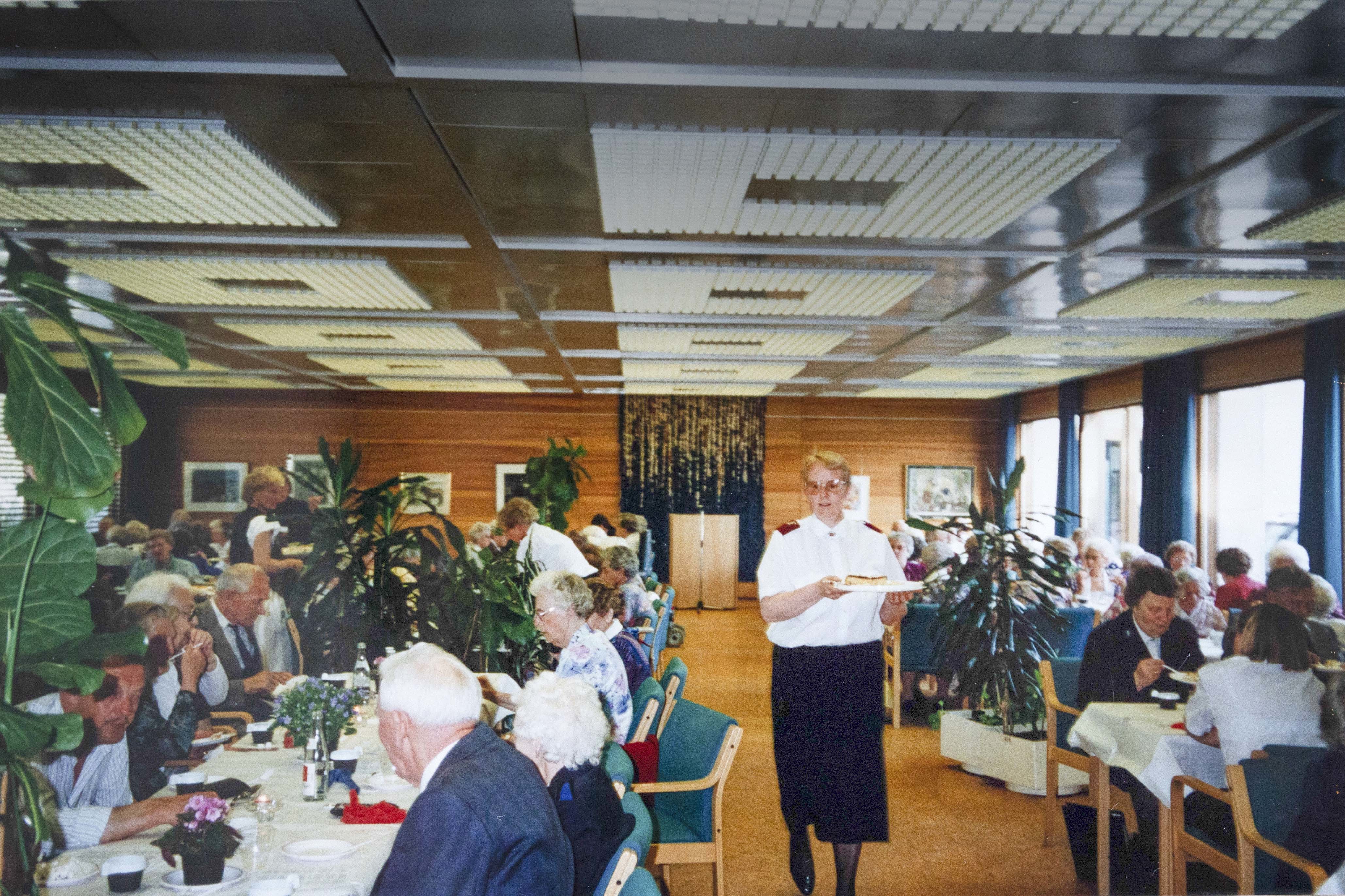 Her serverer Marie på en eldrefest i Gjøvik rådhus på 90-tallet.