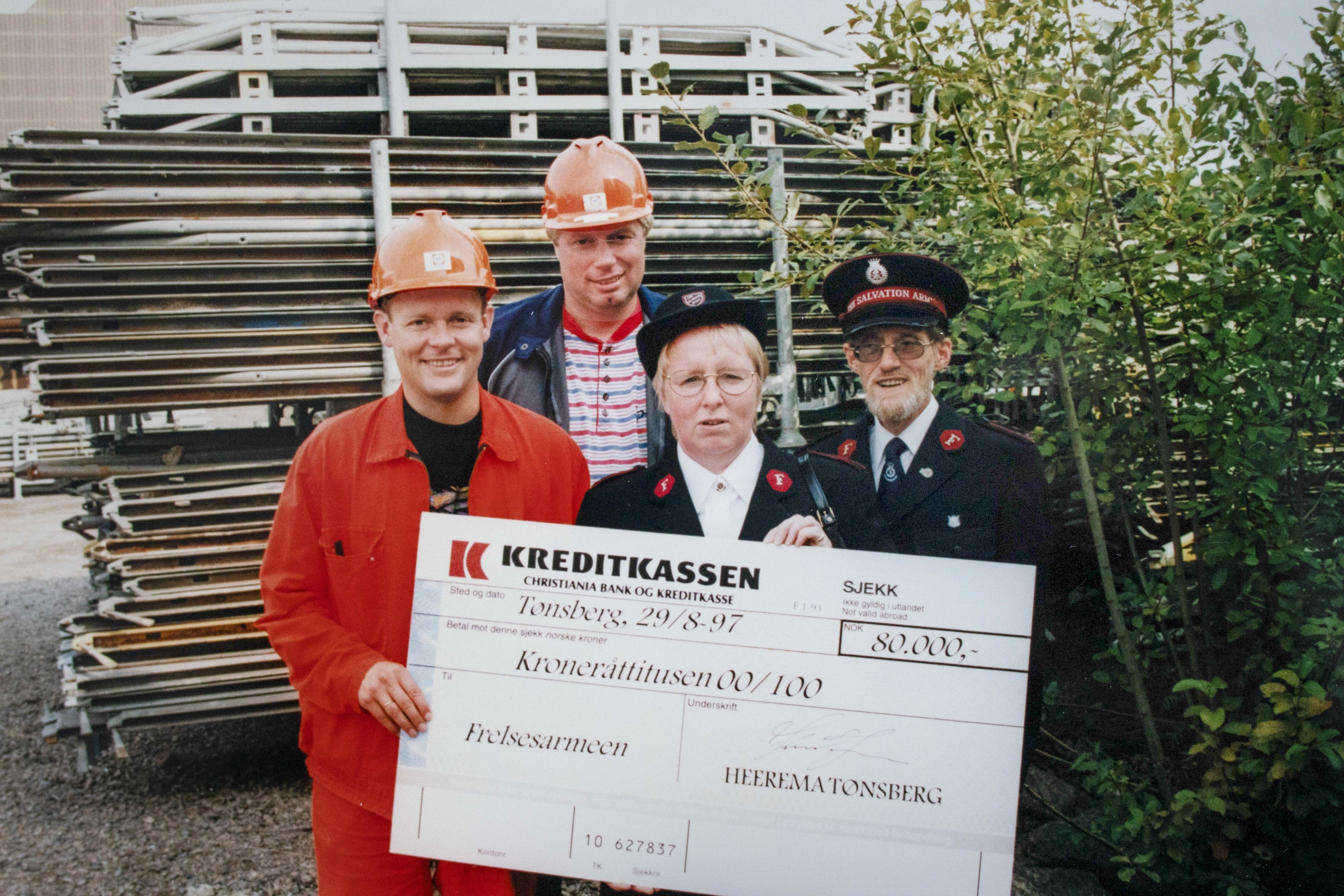 Ekteparet Marie Skuland og Bjørn Ingvar Nilsen var et godt team. Her mottar de en gavesjekk fra et firma i Tønsberg i 1997.. under overrekkelsen av en pengegave fra en bedrift i 1997.
