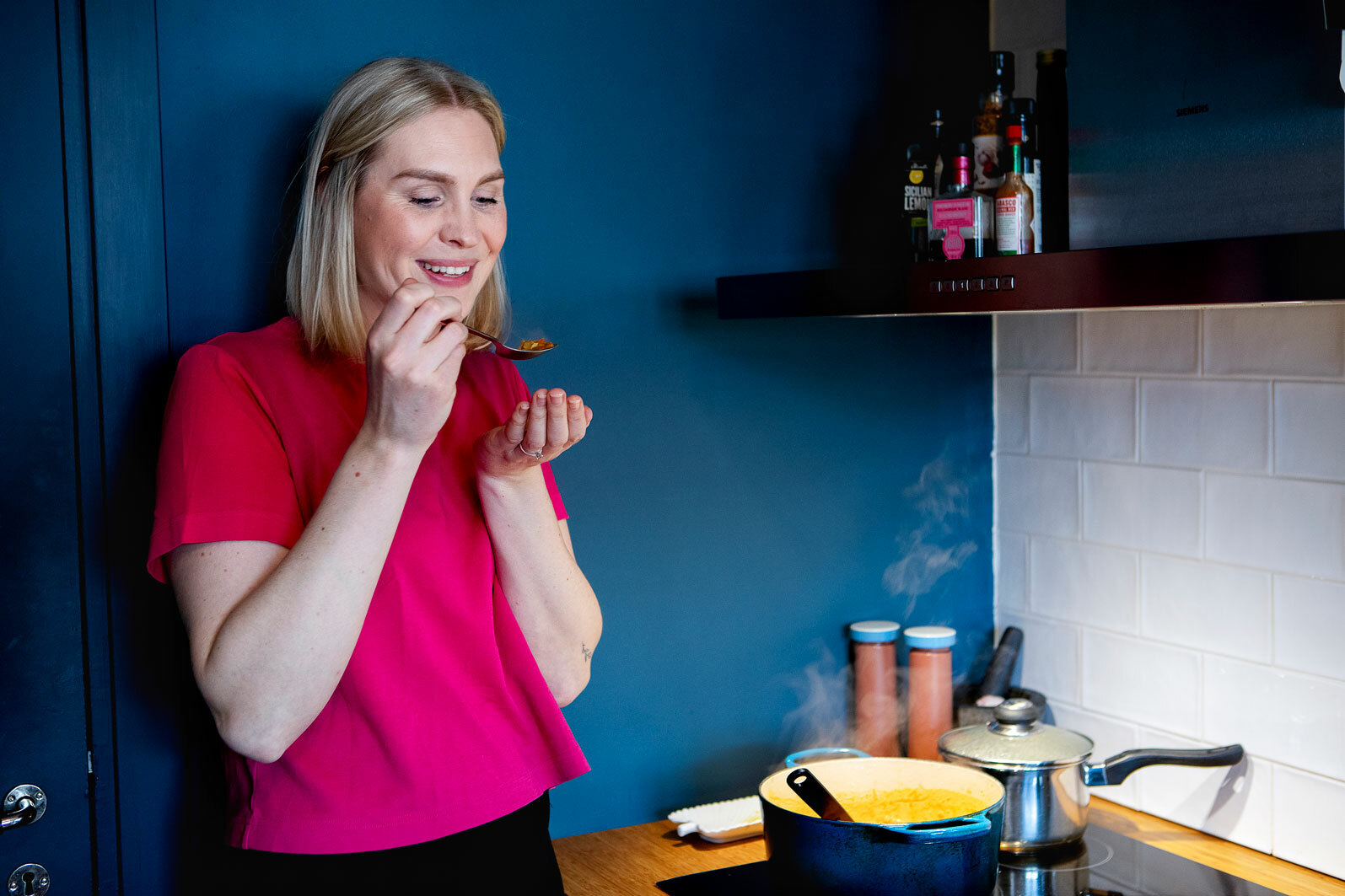 To foto ved siden av hverandre, der det første viser ung kvinne som står ved gryta og smaker på maten. Det andre er et nærbilde av maten, som er ris og rød linsegryte.