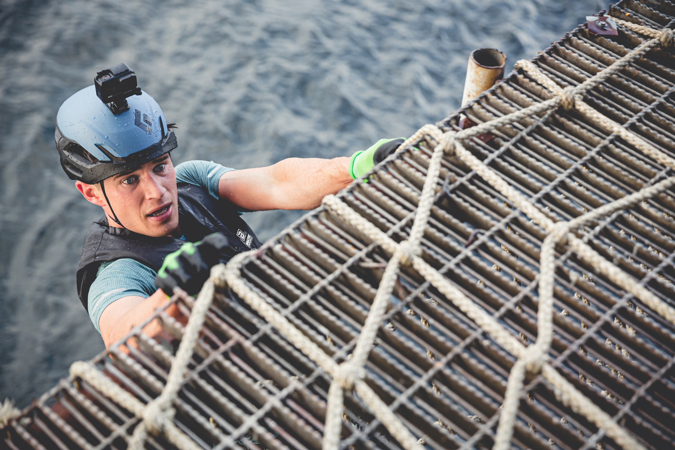 I Norges tøffeste måtte Martin hoppe fra et tak og ned i vannet (bilde t.h) og klatre opp en høy silo (bilde t.v)