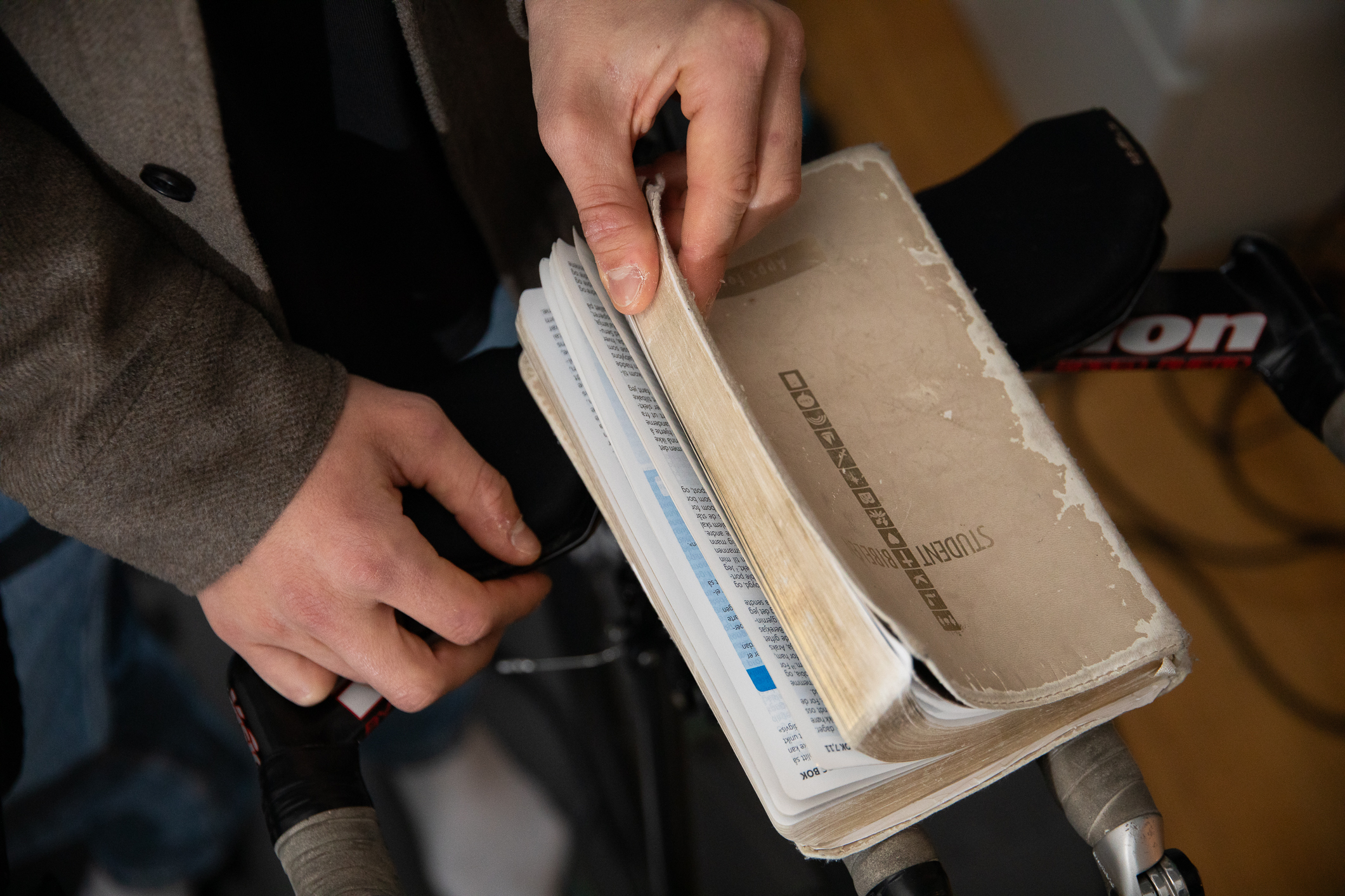 Hender som skal til å åpne en bok.