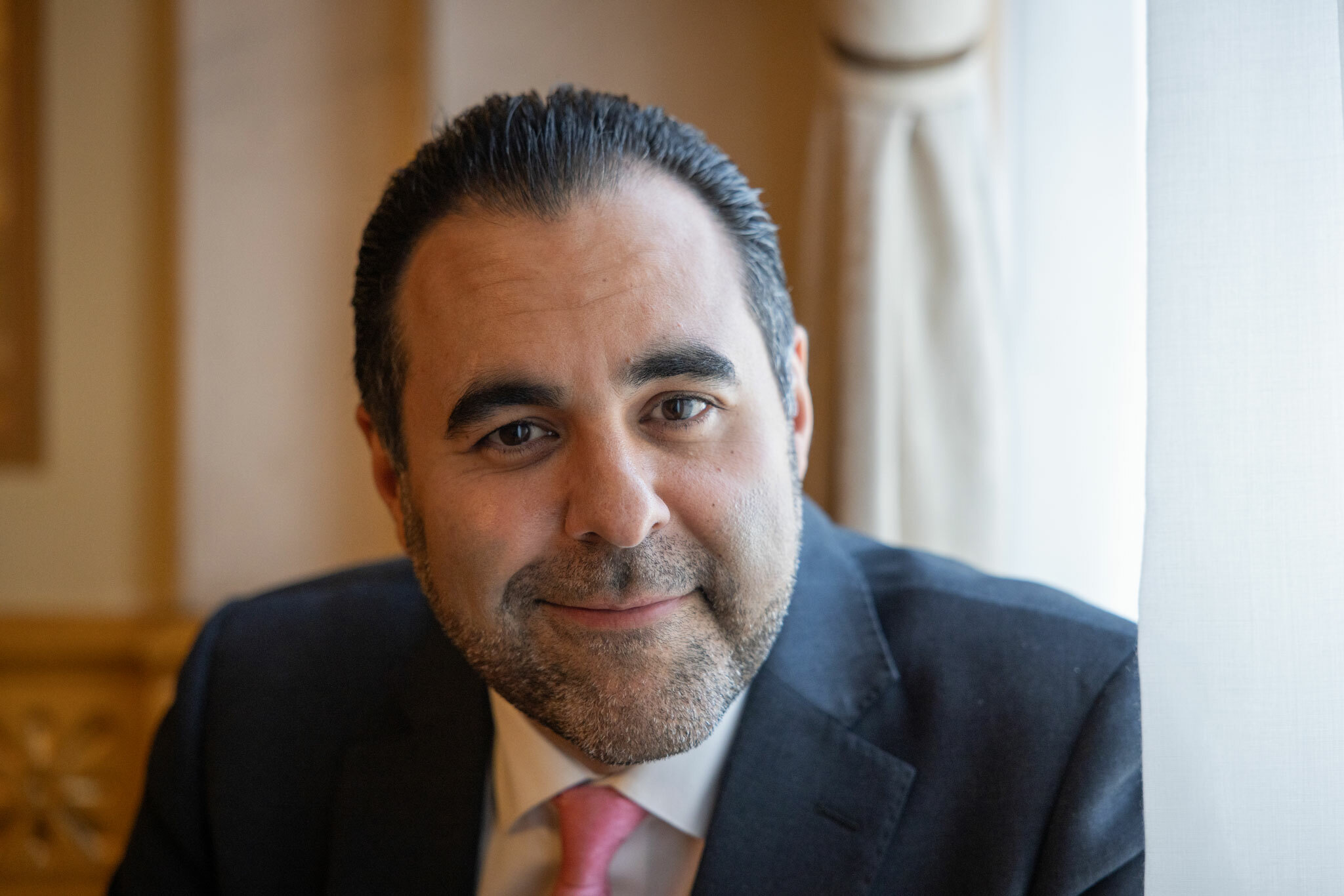 Foto: Mann som ser varmt i kamera. Han er litt ettertenksom.