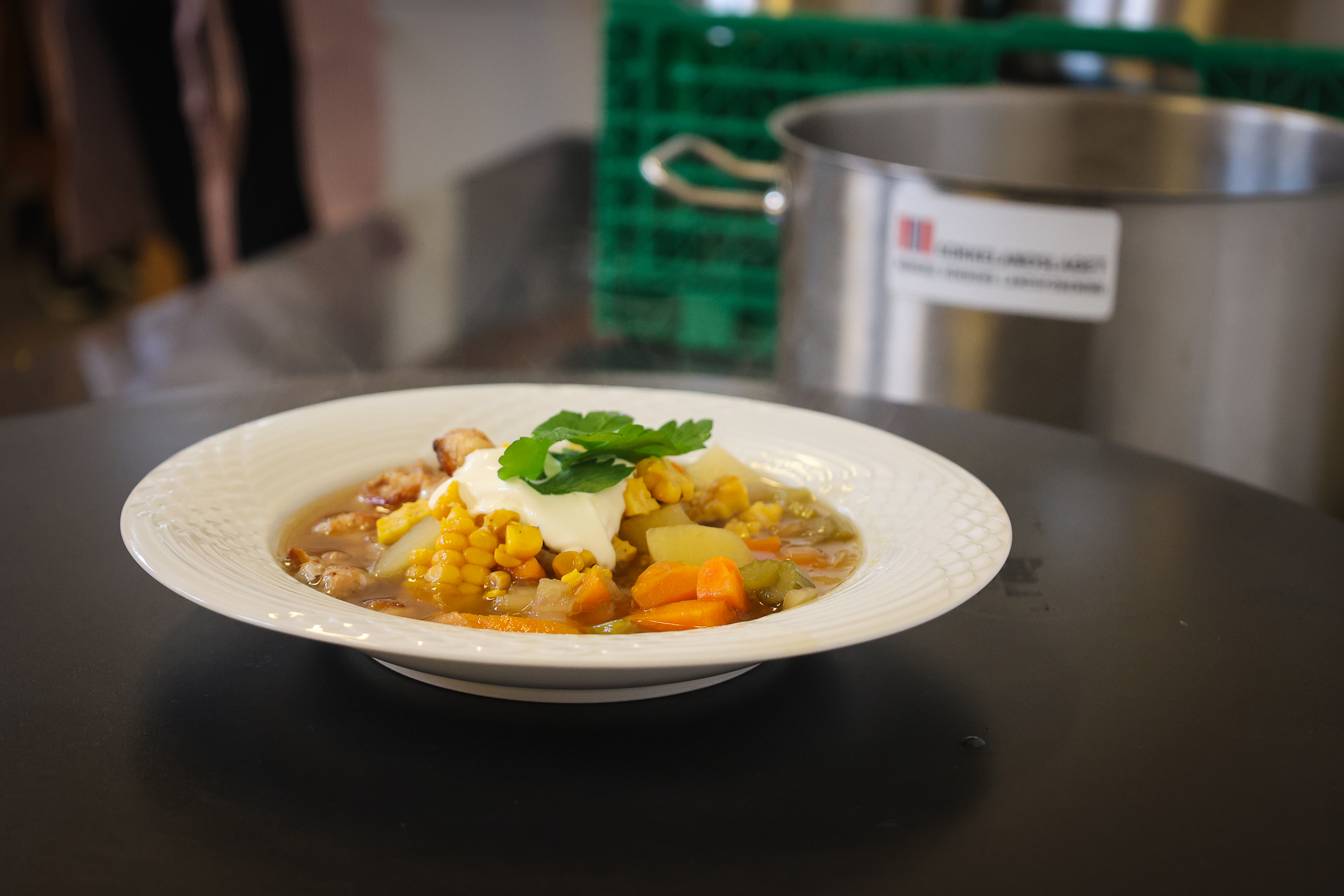 Dyp tallerken meg suppe bestående av masse grønnsaker – og en rømmeklatt.