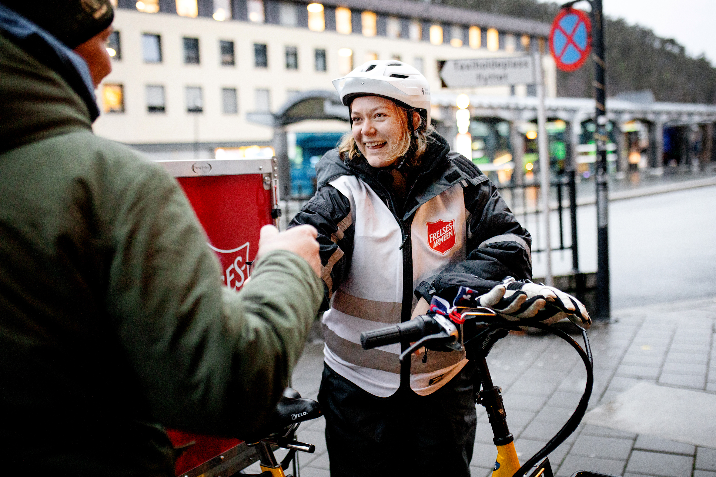 Sykkelbudet deler ut mat til de som trenger det i Sandvika