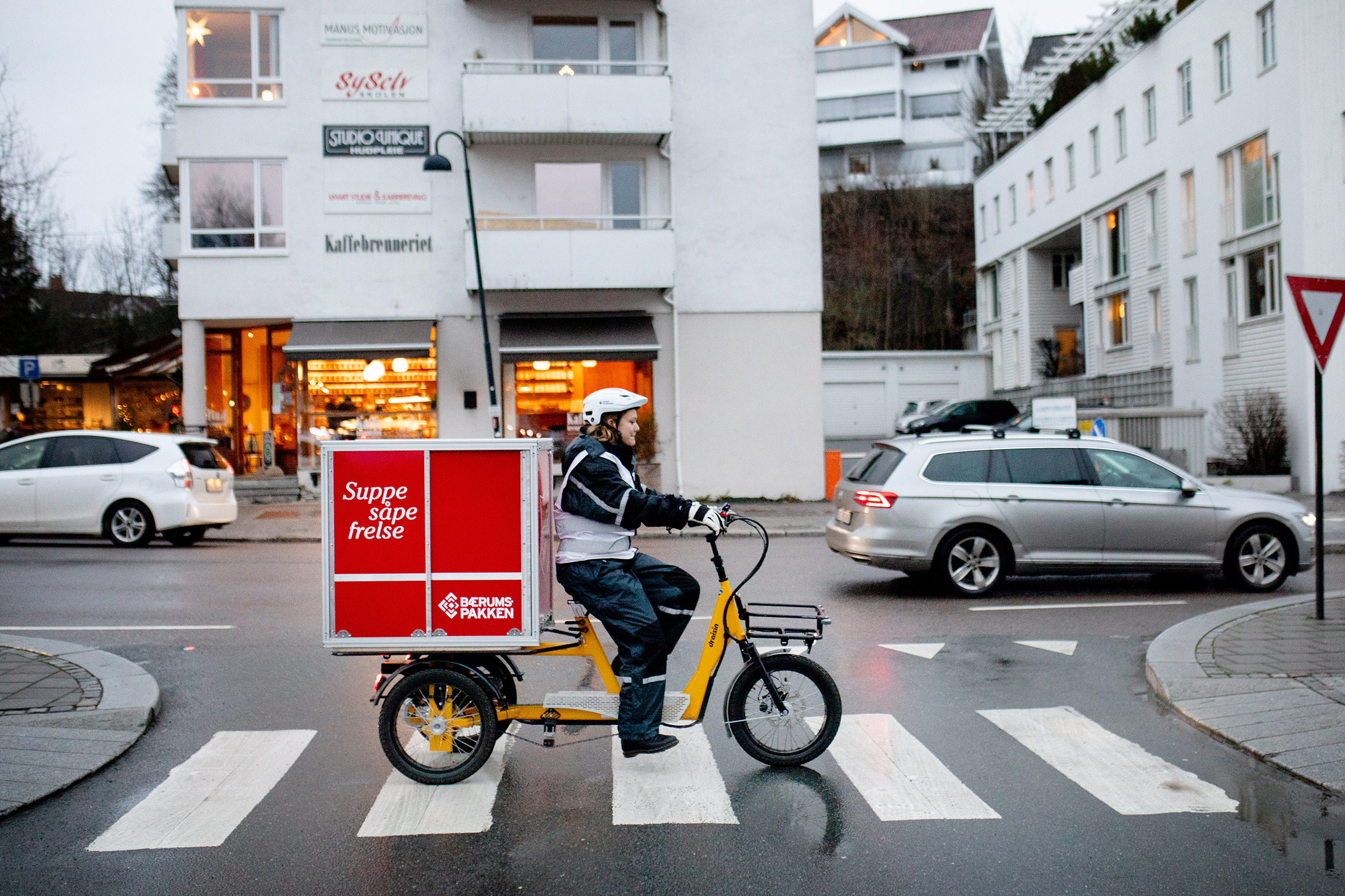 Når varmestua er stengt i Koronatiden, deler Frelsesarmeens sykkelbud ut mat i Sandvikas gater