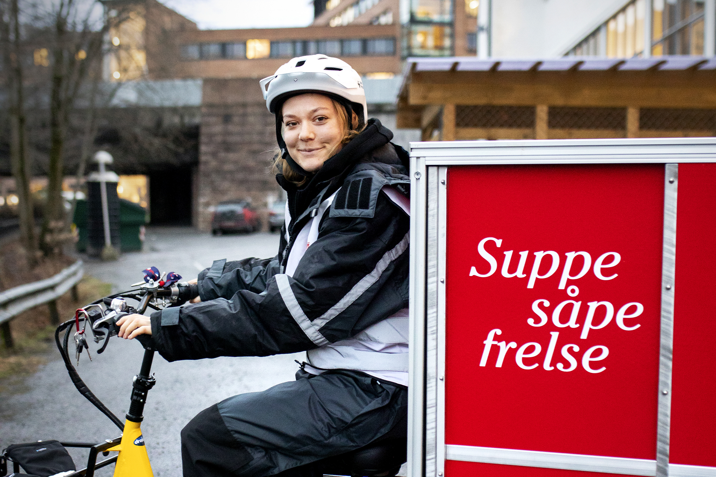 Frelsesarmeens sykkelbud, Camilla Farstad Lamrecht, deler ut mat og en god samtale for de som ønsker det.