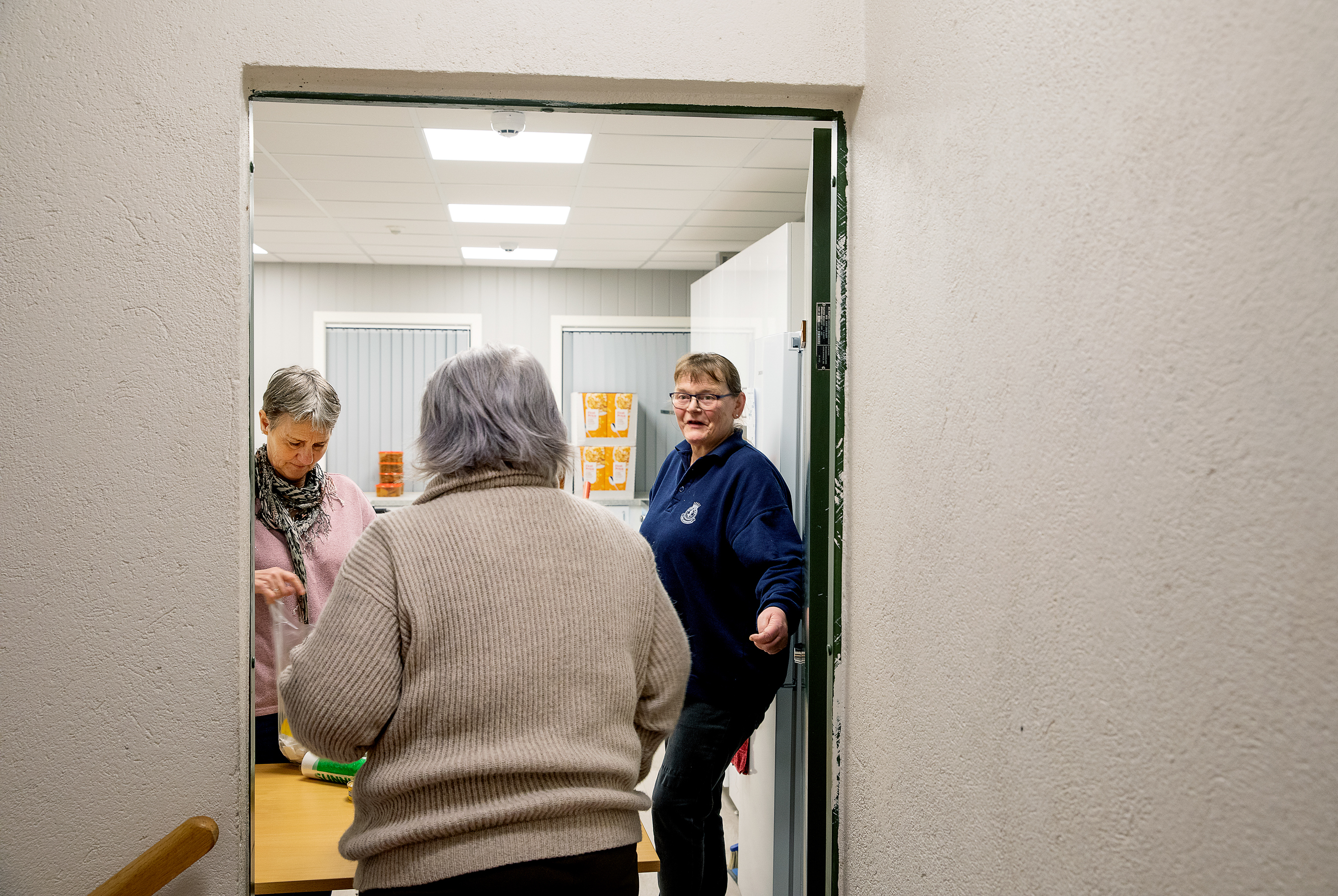 Anne Grethe og Torill deler ut mat på Matbua