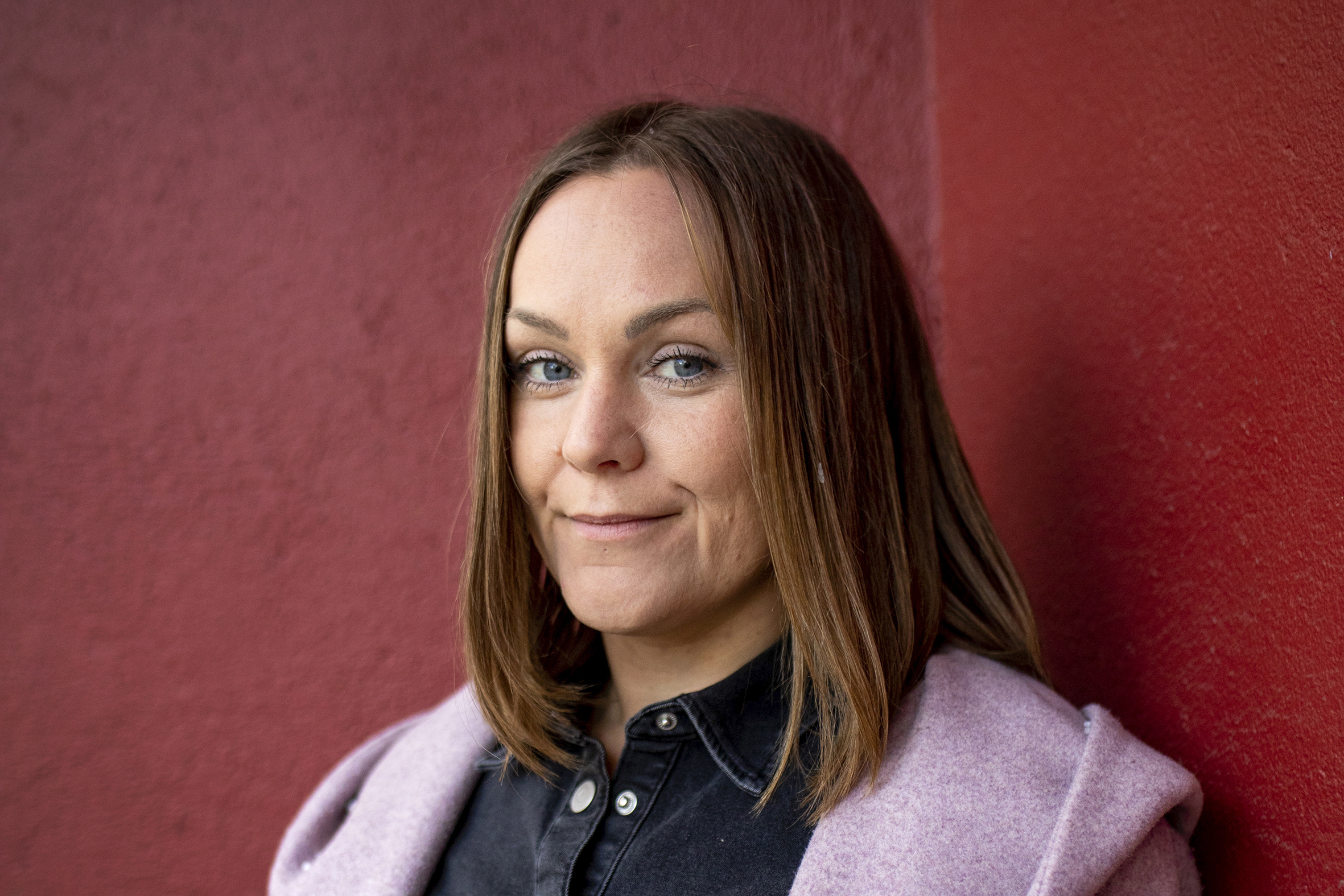 Bildet er et nærbilde av Katrine Hogganvik som smiler og ser i kamera