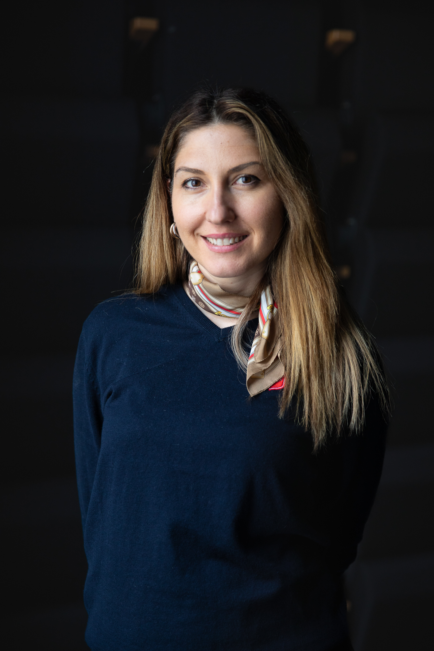 Foto: Nærbilde av kvinne tidlig i 40-årene med langt, mørkt hår med lysere tupper.