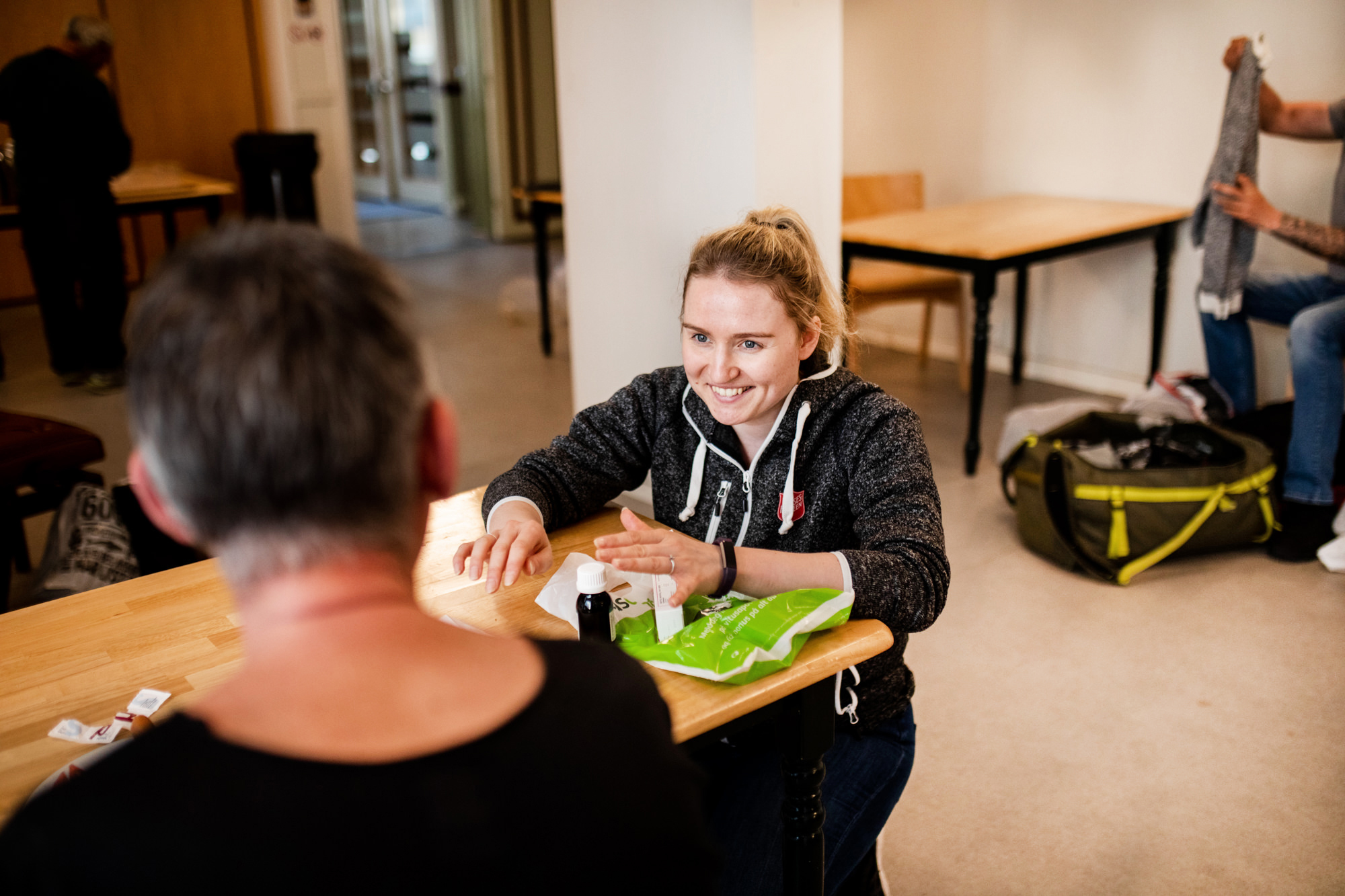 Aleksandra Czech, leder for Migrasjonsseteret sitter sammen med en anonym person med ryggen til