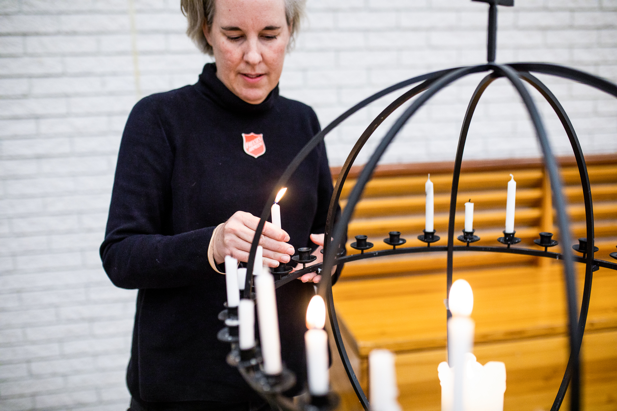 Miriam tenner lys i kirken.