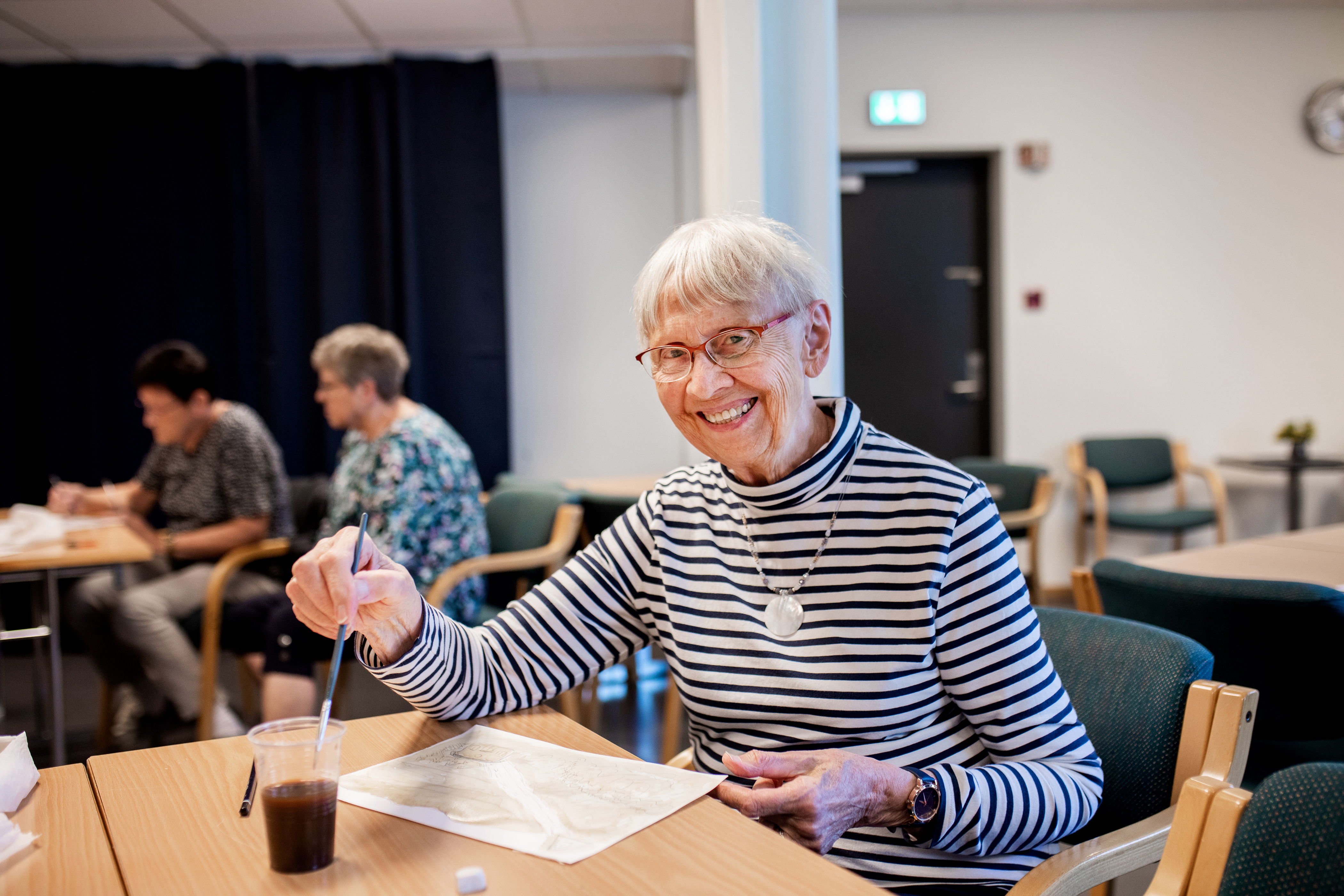Major Liv G. Gundersen som maler med kaffe for første gang i sitt liv.