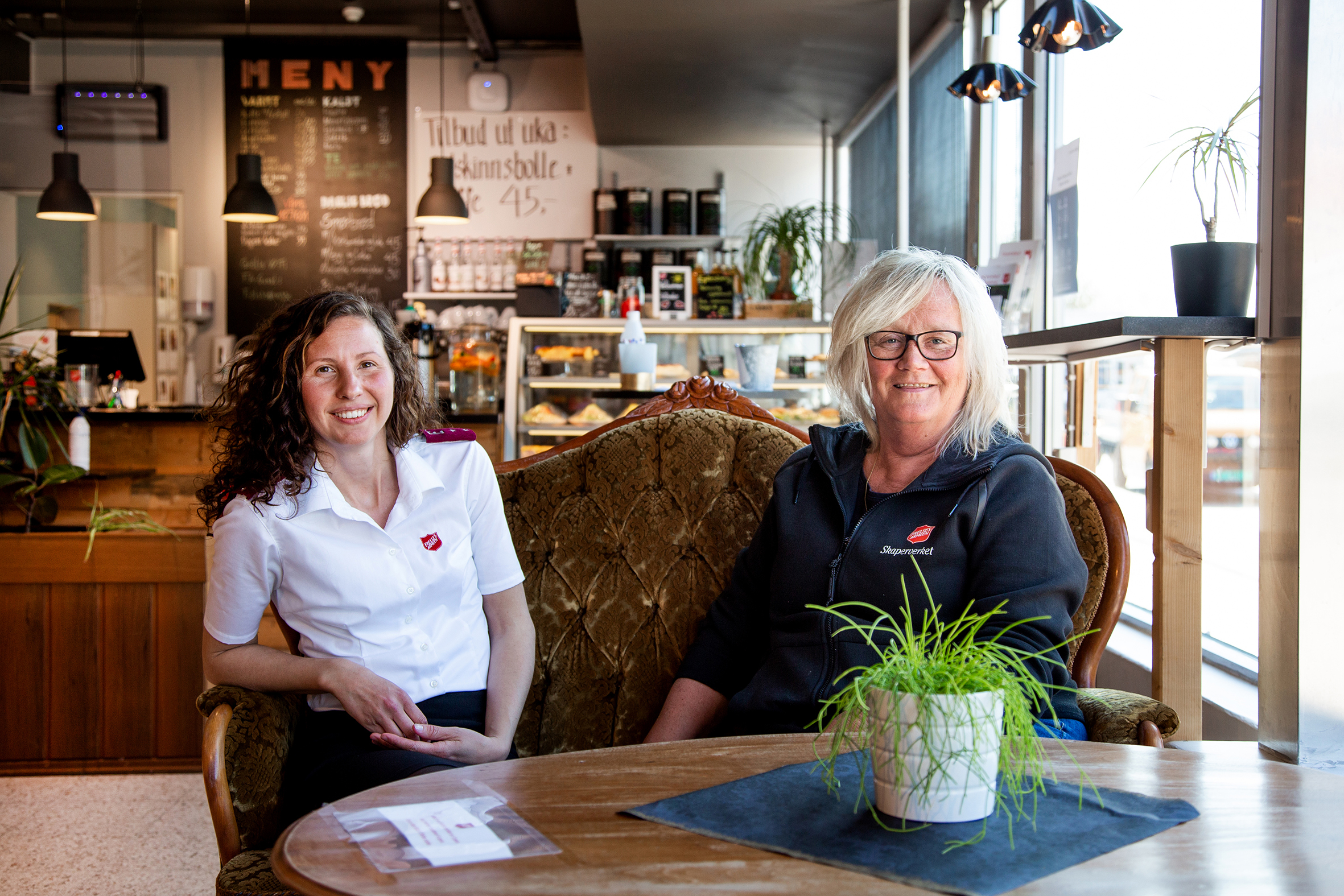 Marianne Nybo (t.h.) var den første frelsesoffiseren Monica møtte som barn. Her sitter de sammen i en sofa.