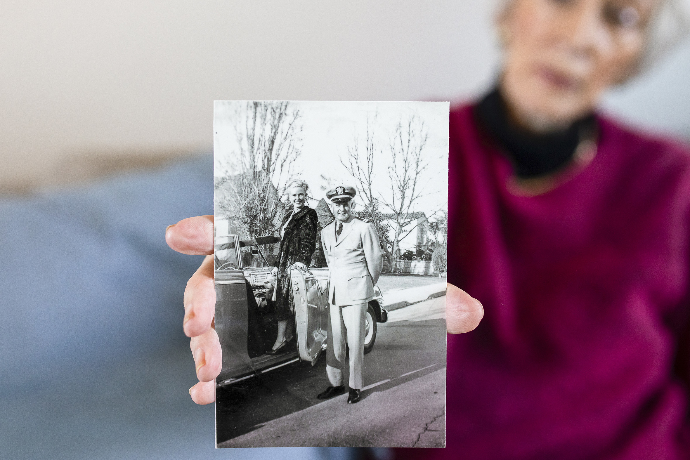 Charlotte holder frem et sort-hvitt bilde av moren og faren hennes.