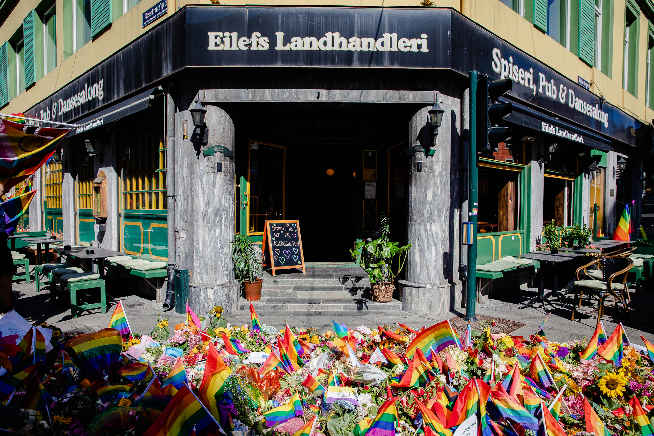 blomsterhav og regnbueflagg utenfor Eilifs