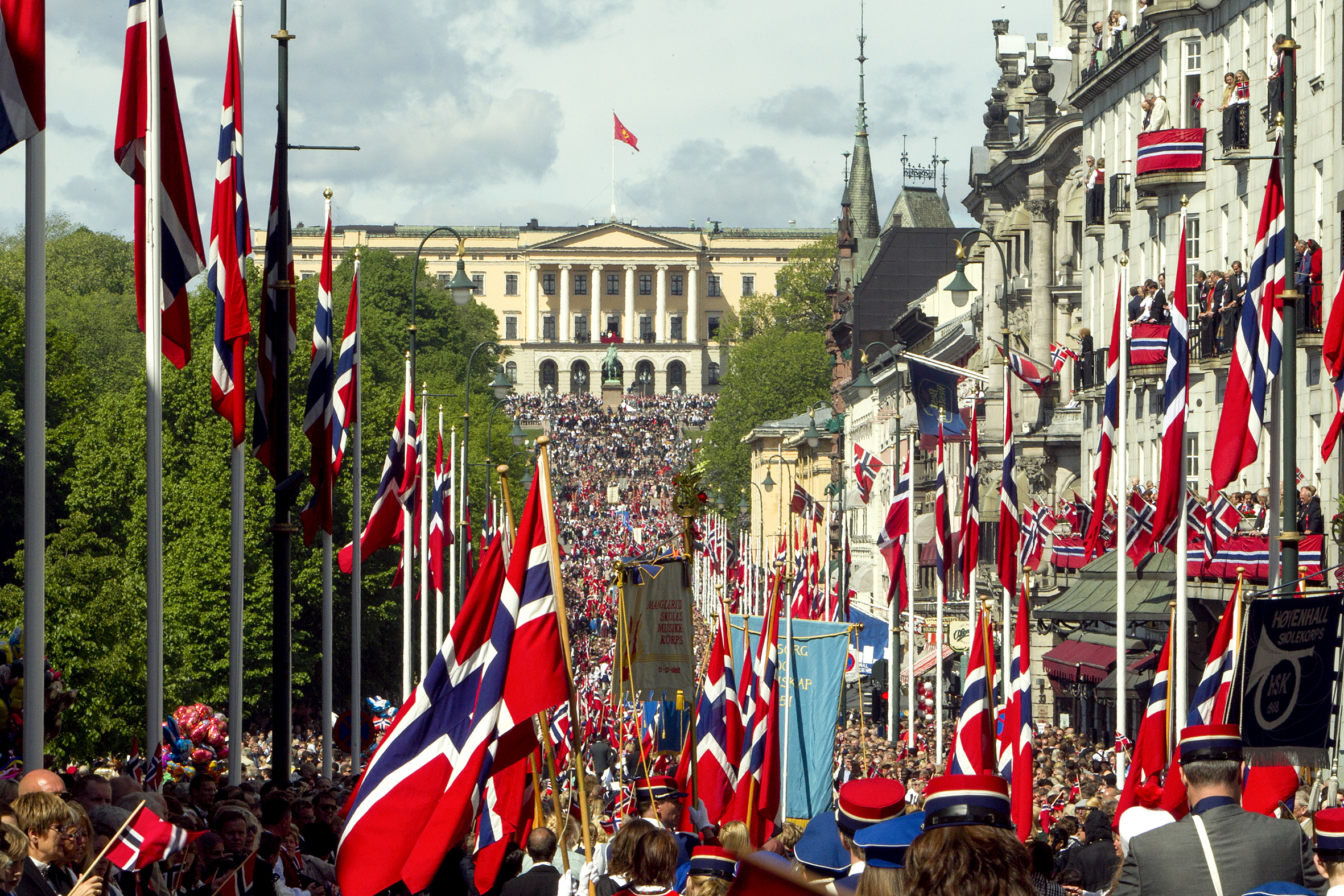 Bildet av 17. mai toget som går oppover Karl Johan mot slottet.