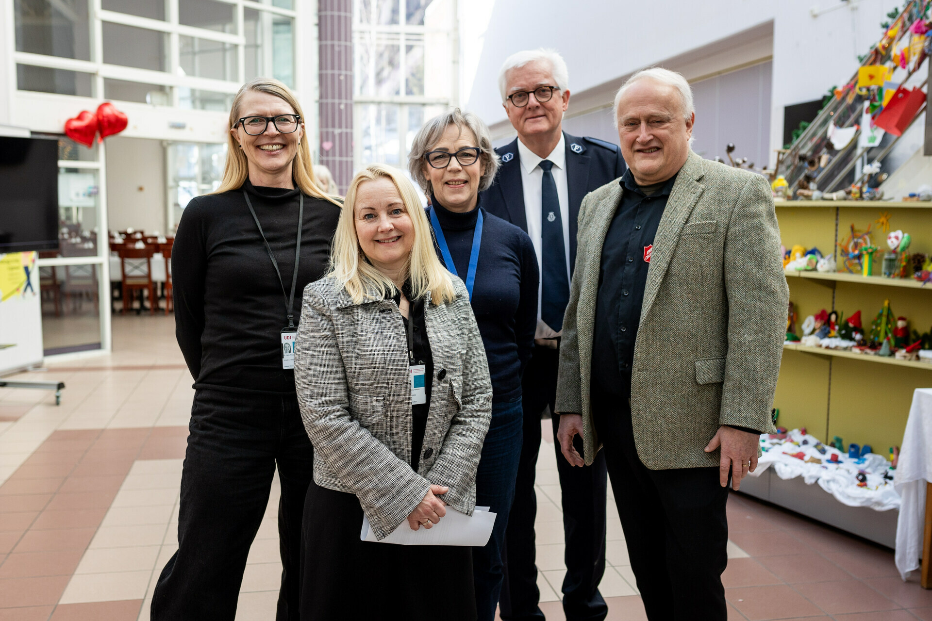 Foto: Tre kvinner, der to har briller, og to menn, der én har briller, står oppstilt til fotografering. De er alle i 50-60-årene.