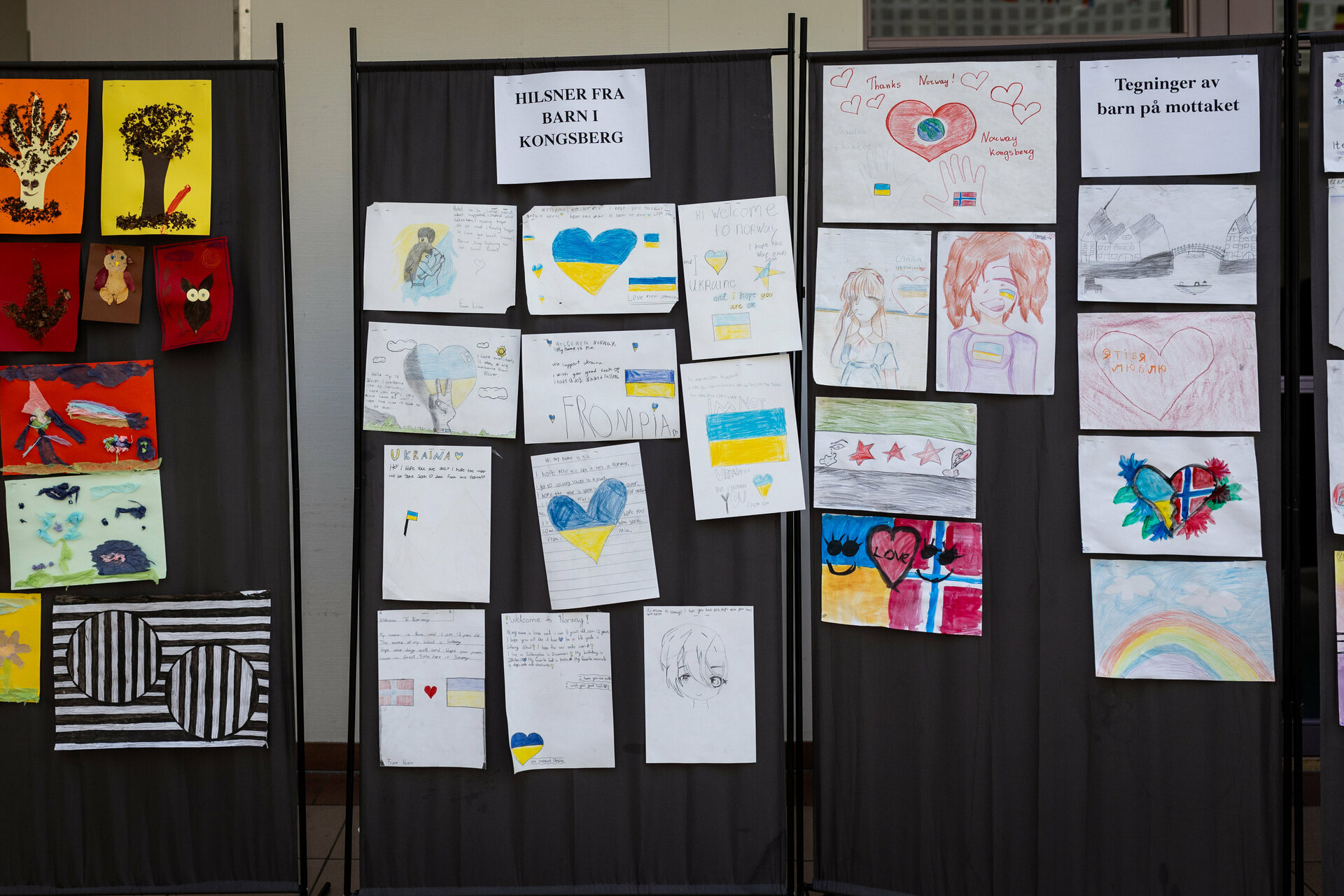 Foto: Av en vegg med tegninger laget av barn.
