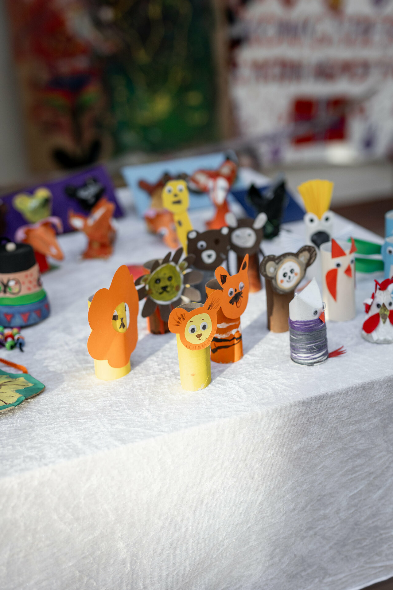 Foto: Bord med leker dull av alle slags fargerike dyr klippet ut i papir. De er i 3D.