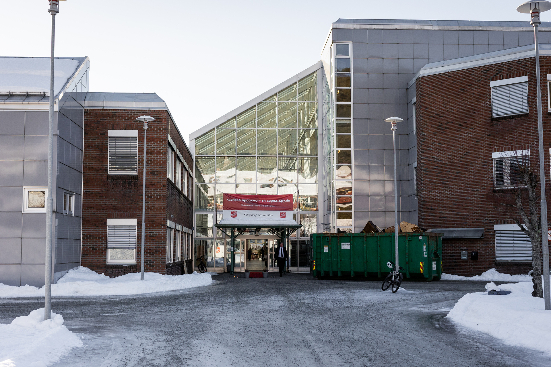 Foto: Industriell bygning i rød murstein med metallplater og glass enkelte steder på fasaden. På bakken ligger det litt snø.