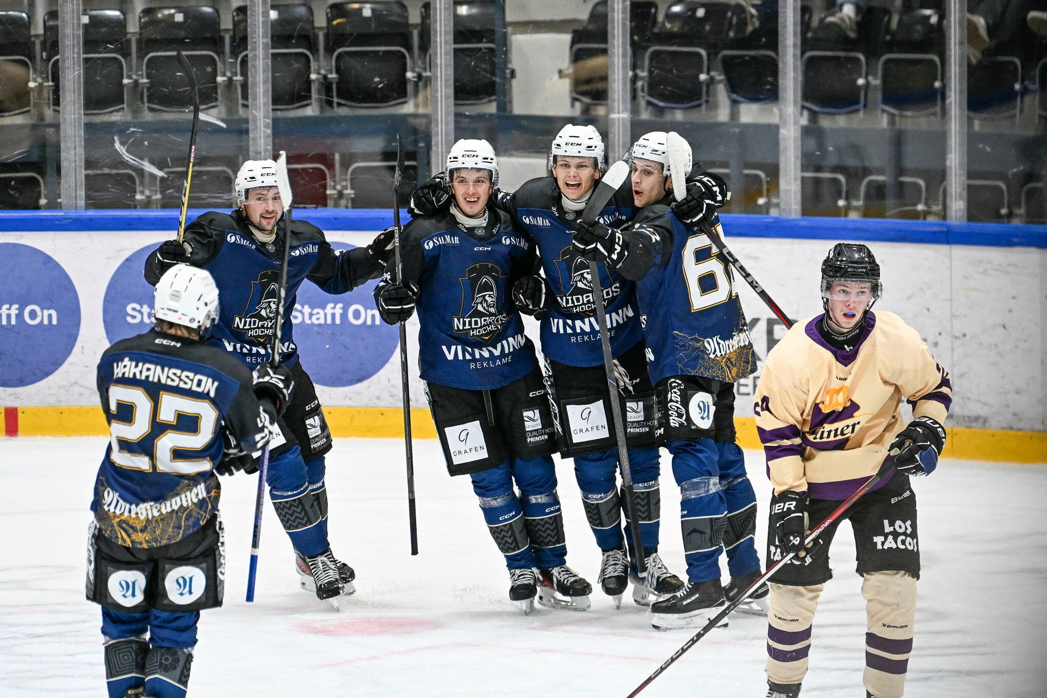 Foto: Fem spillere fra Nidaros og en spiller fra Grüner.