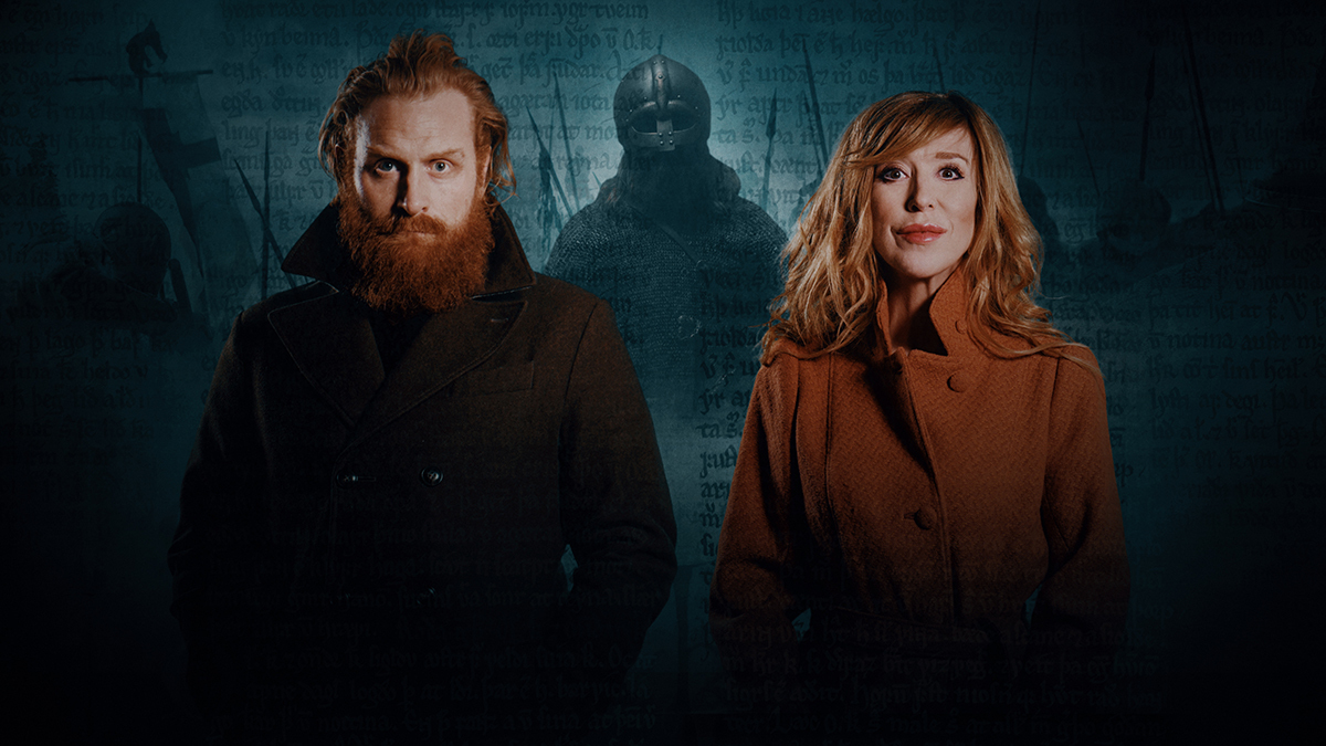 To personer ser rett framfor seg med et vikingbilde i bakgrunn