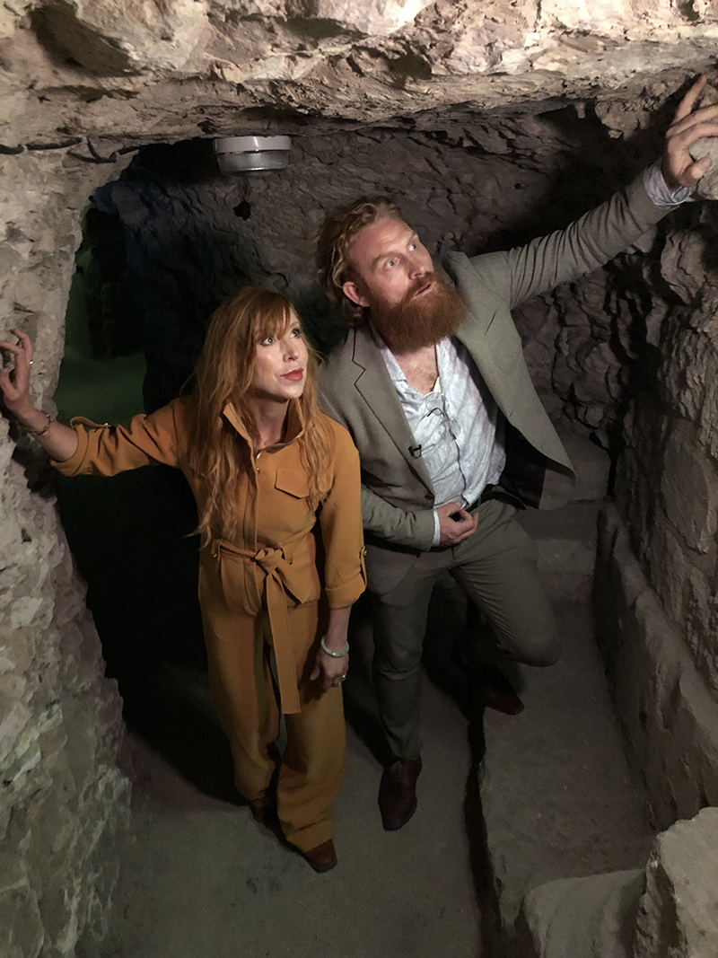 To personer står inne i en grotte