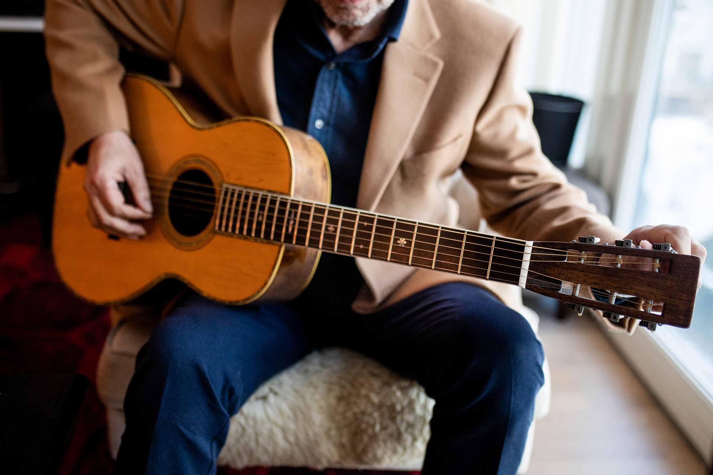 Ole Paus spiller på gitaren