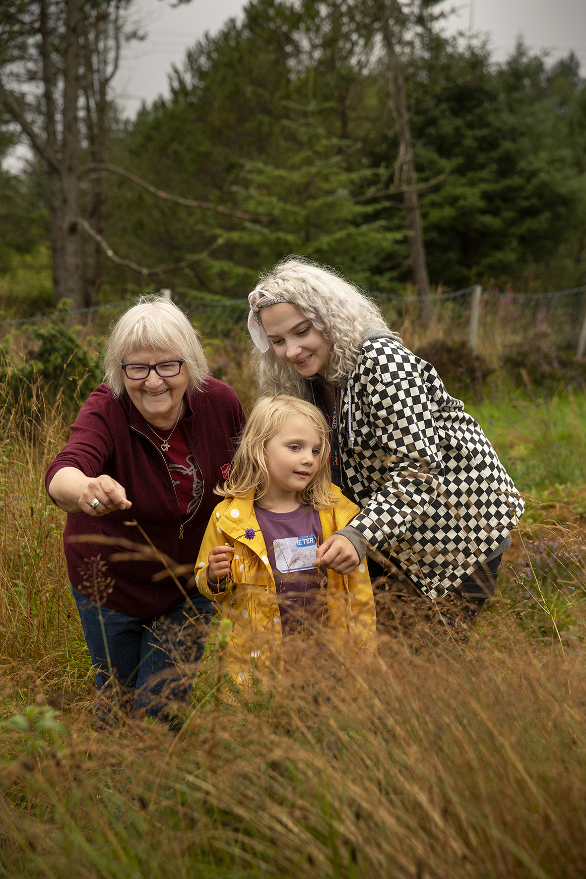 Bestemor, mor og datter er ute på tur