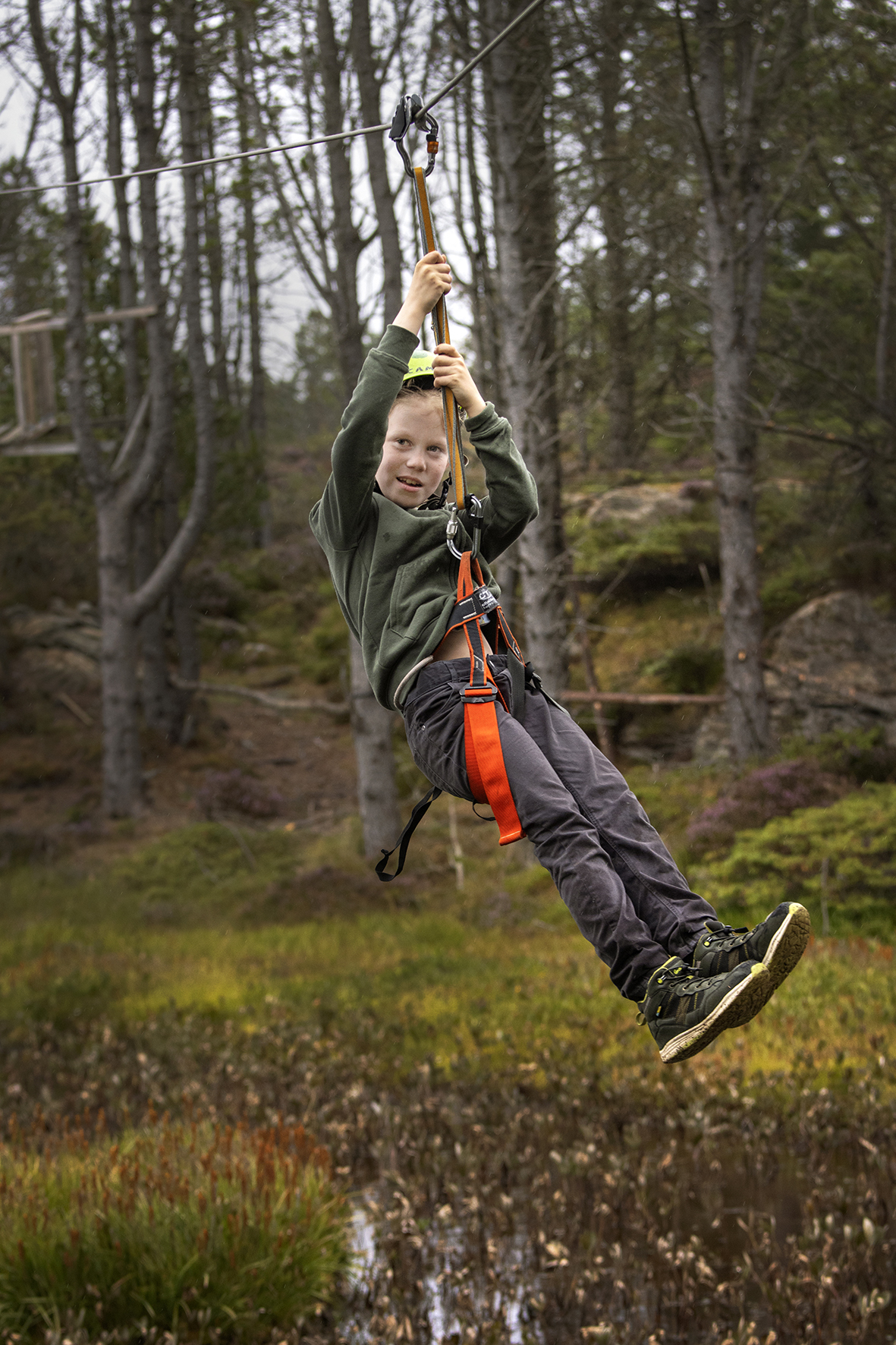 En stolt jente har fått fisk og en liten gutt henger i en zip-line