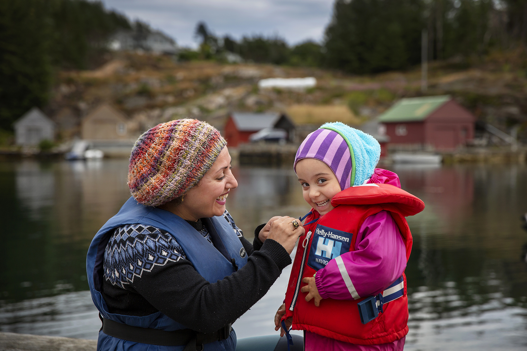 Barn og voksne alle venner fra Frelsesarmeen i Tromsø koser seg på båttur