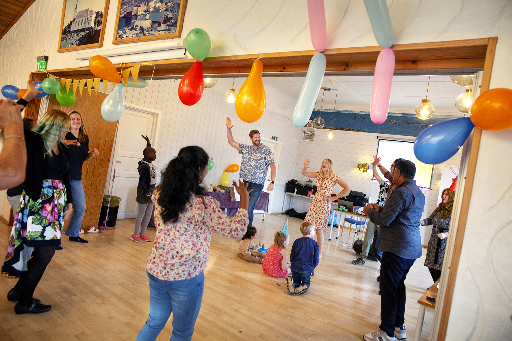 Ballonger i taket, sang og dans. en glad gjeng tre generasjoner har laget fest