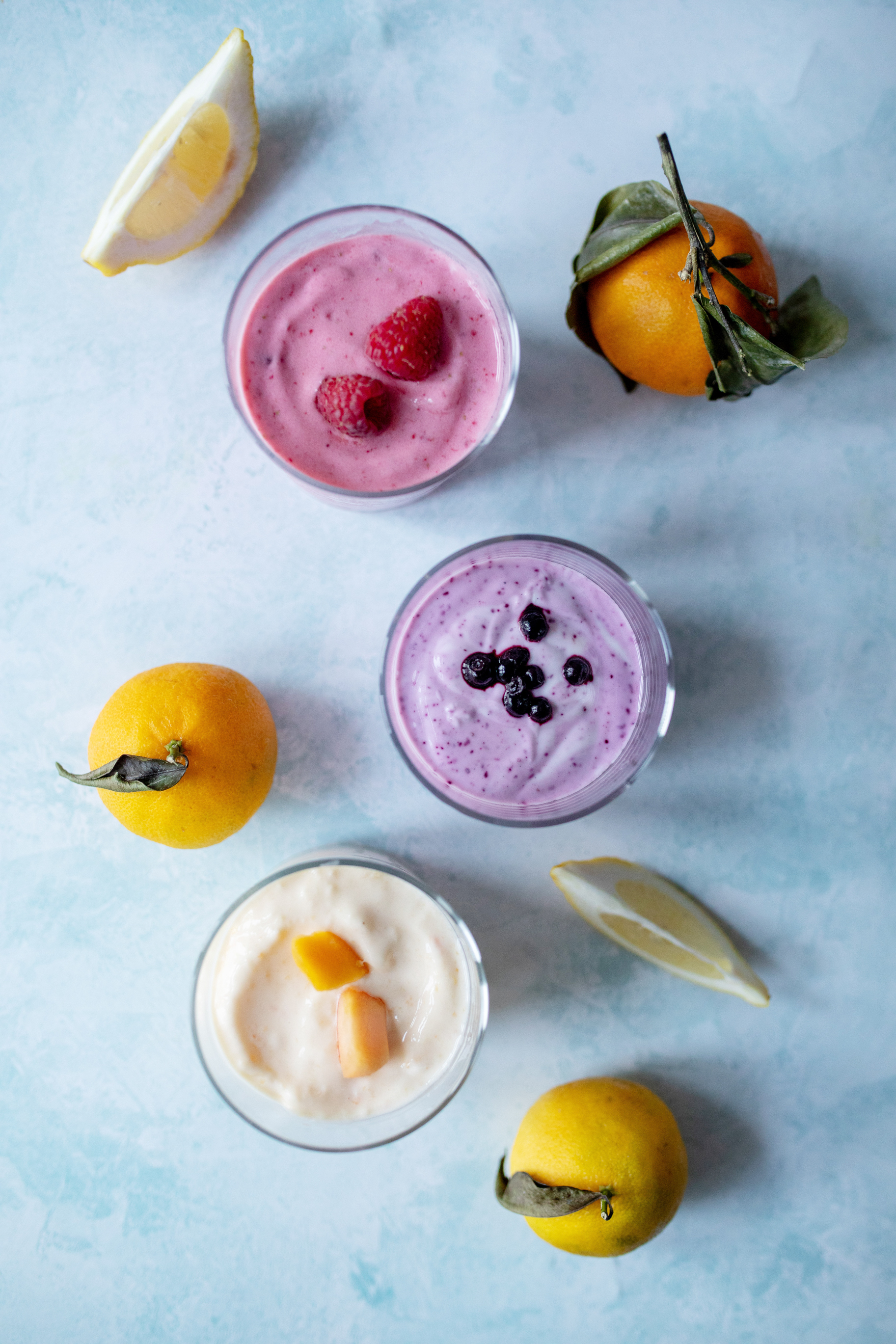 Bilde av lekre smoothies og fargerike frukter
