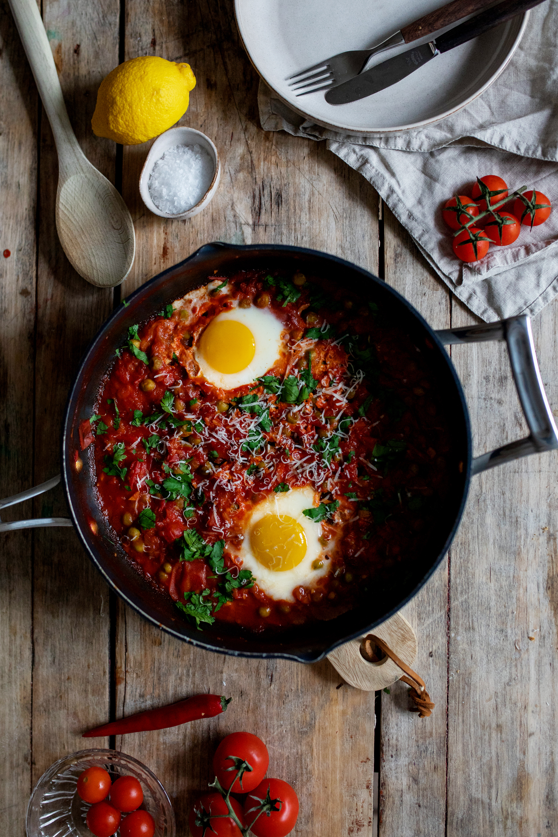 Bilde av en middagsrett, stekt egg og bønner