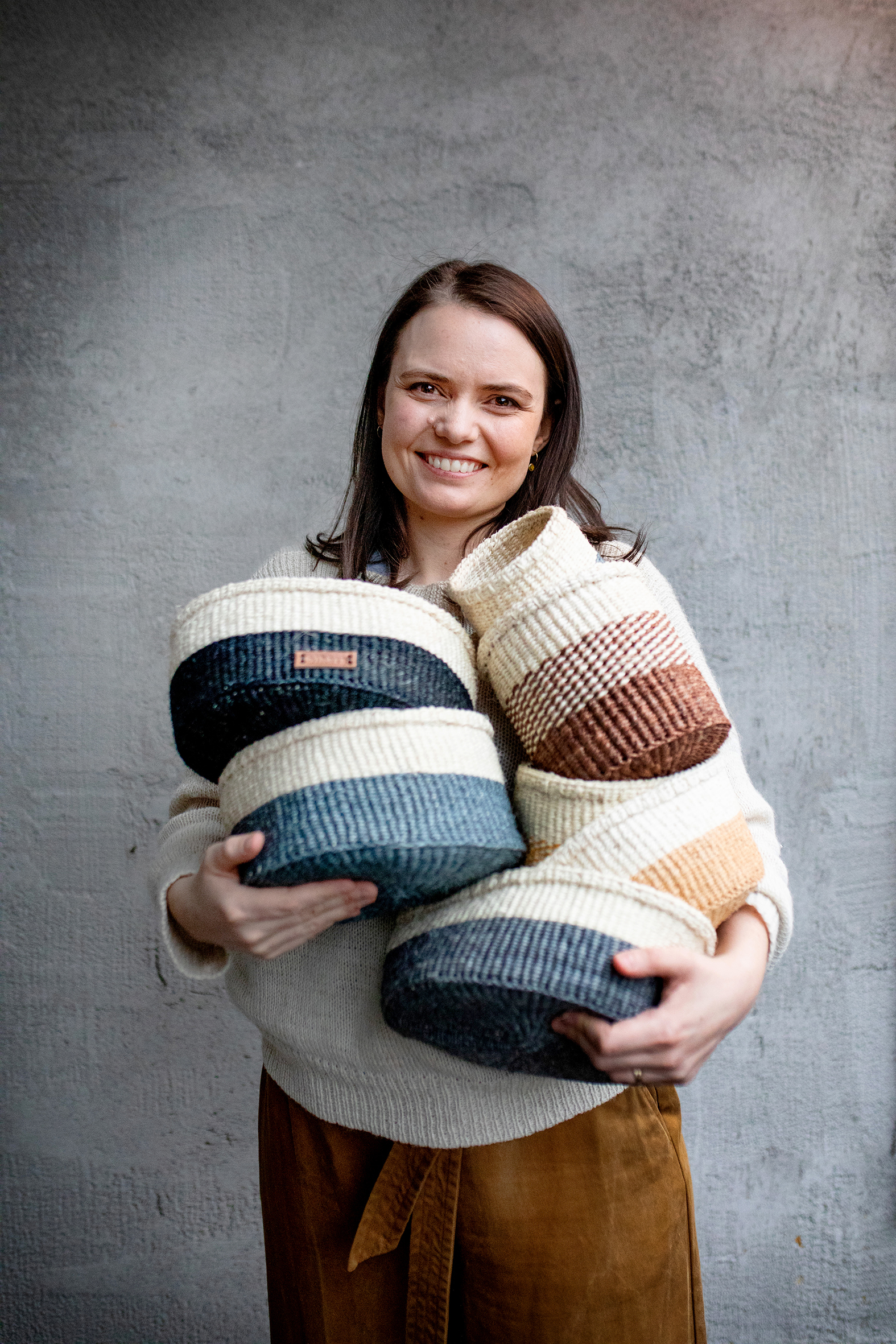 Ellen holder flere av kurvene som selges i nettbutikken til Others