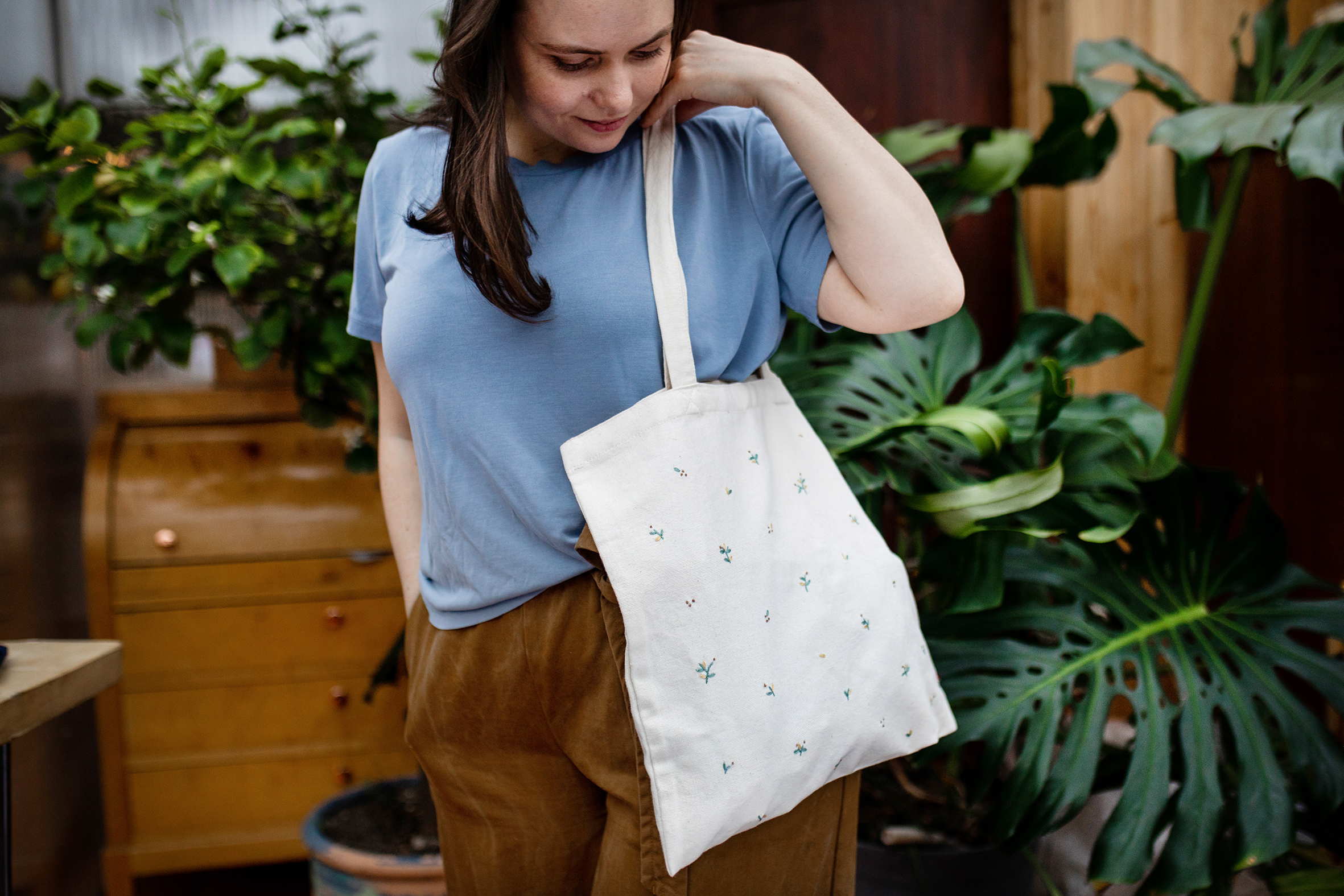 Ellen Skaar designer ulike produkter som bankkortholdere, kurver, handlenett og munnbind. Dette er avbildet her.