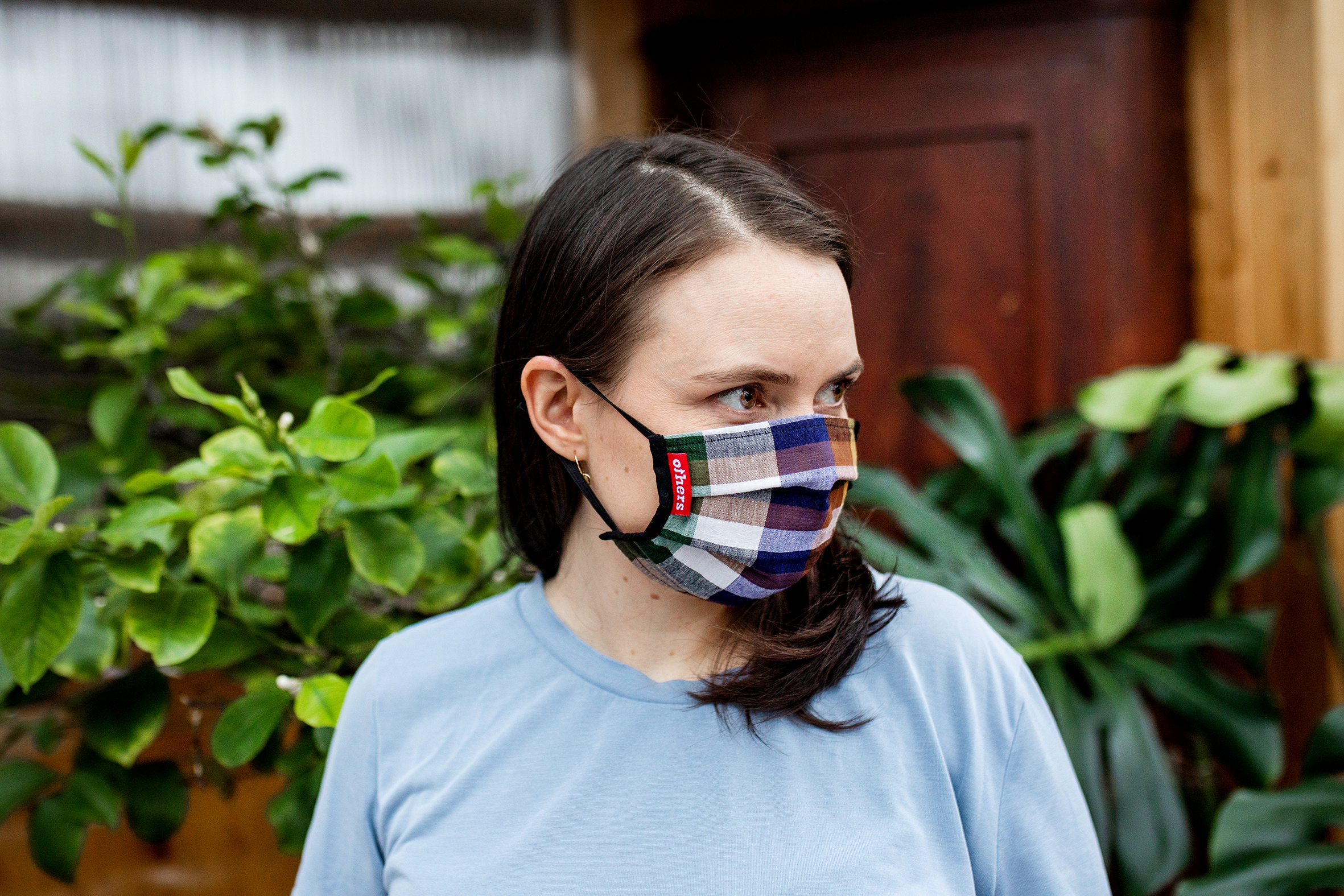 Ellen Skaar designer ulike produkter som bankkortholdere, kurver, handlenett og munnbind. Dette er avbildet her.