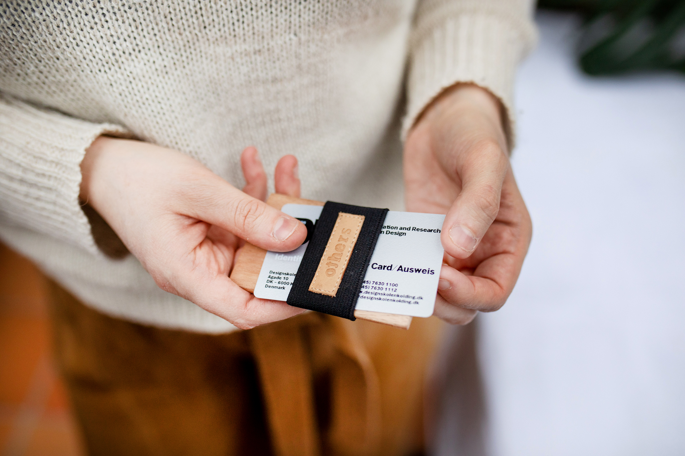 Ellen Skaar designer ulike produkter som bankkortholdere, kurver, handlenett og munnbind. Dette er avbildet her.