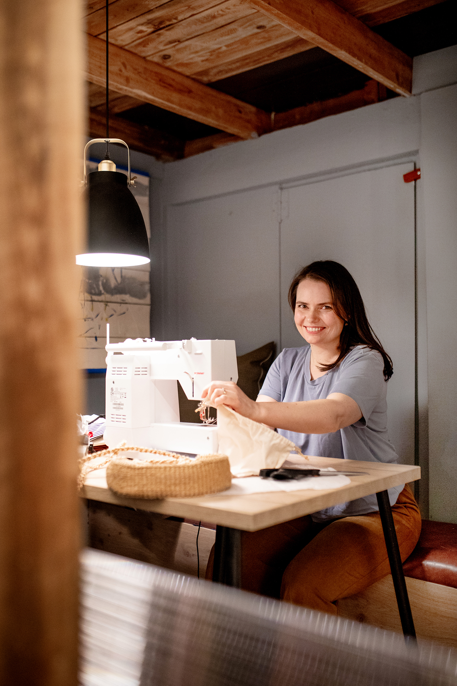 Ellen sitter bak en symaskin.