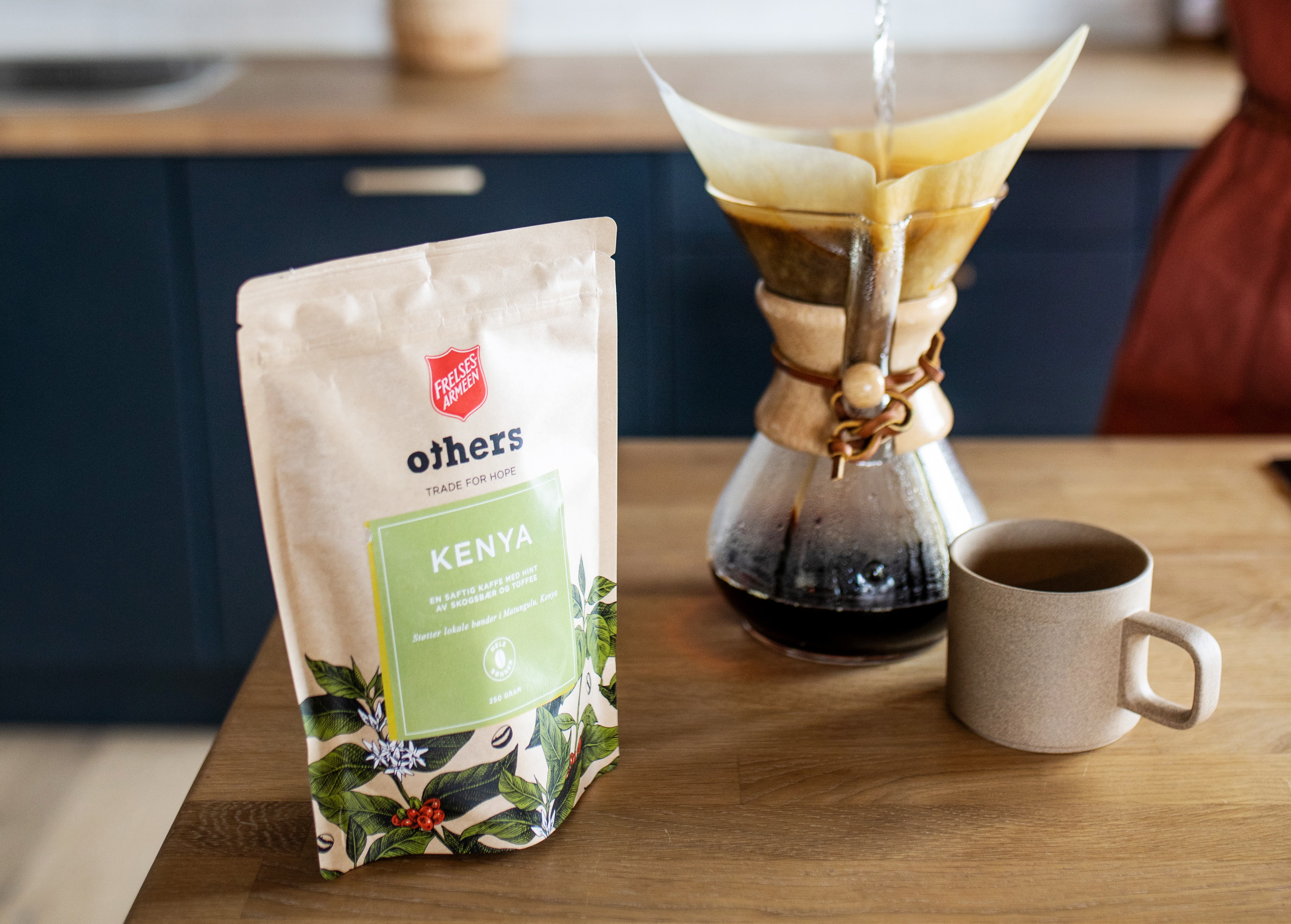 Kaffepose fra Kenya med en kaffekoppe.