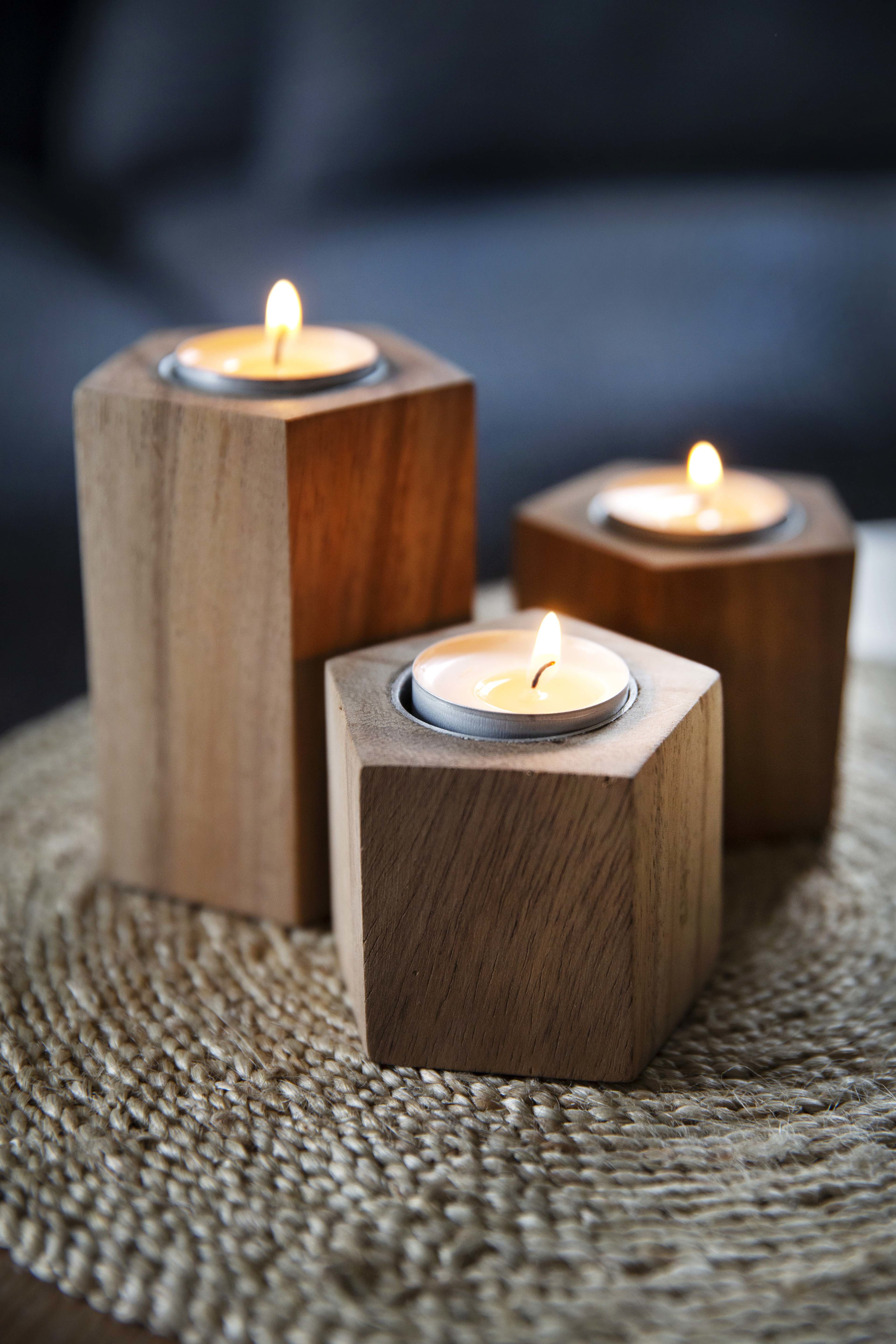 Lysestaker i tre for telys i forskjellige høyder